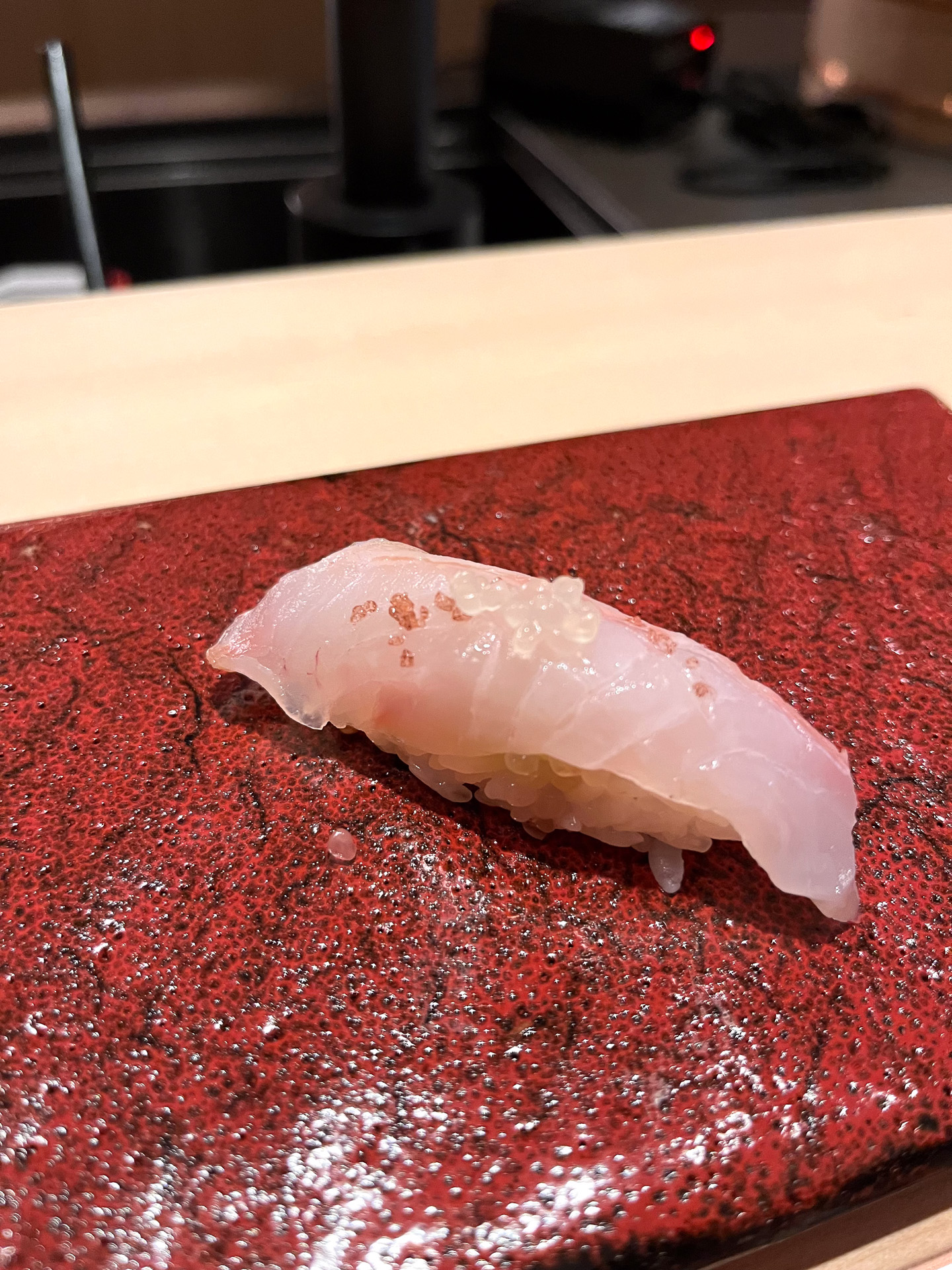 プチッと楽しい食感のフィンガーライムをトッピングした石鯛の昆布〆