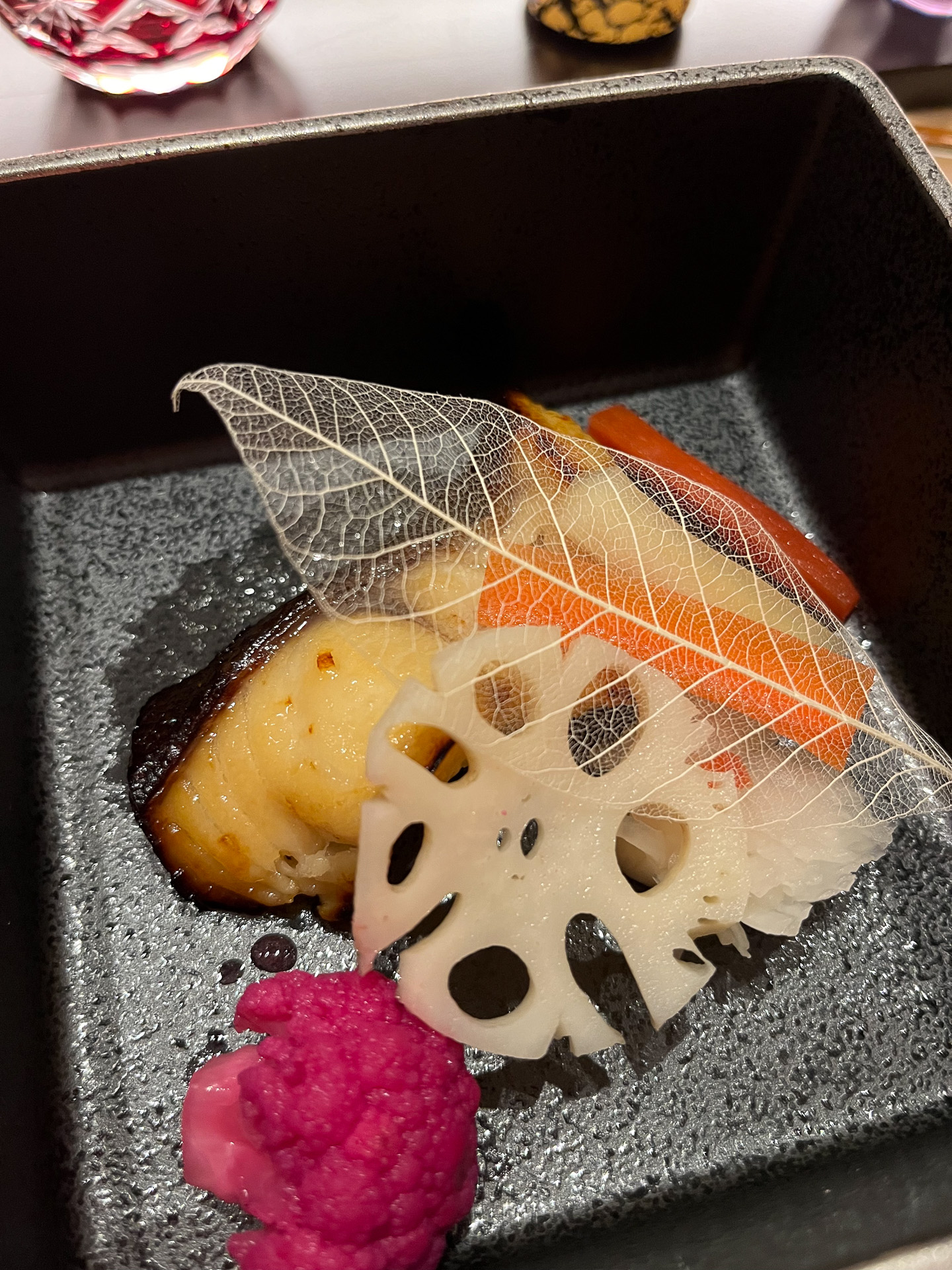 ふっくらした身の銀ダラにはほどよく味が染み込んでいた