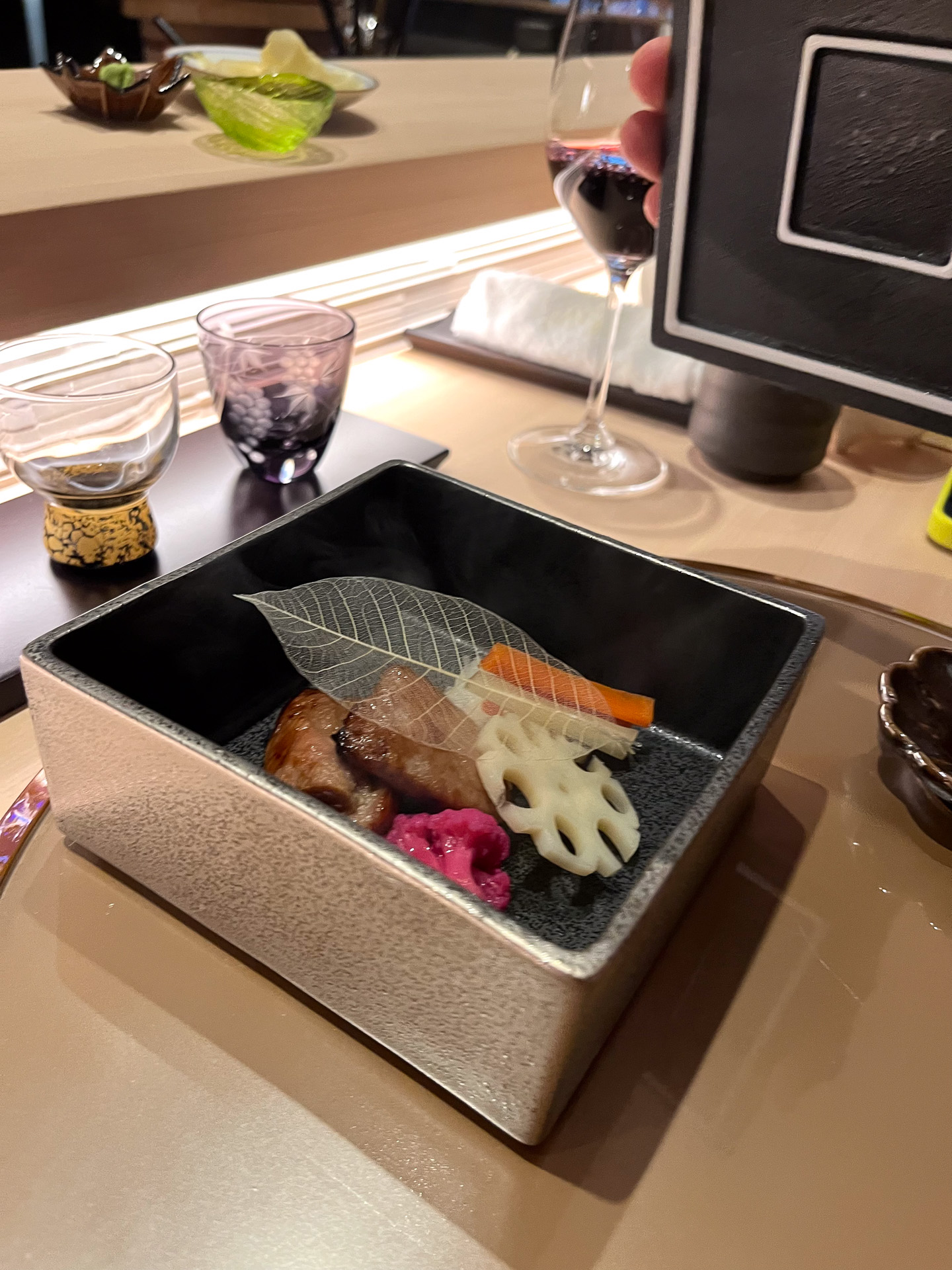 瞬間燻製にしたポークスペアリブはフタを開けると煙がたった