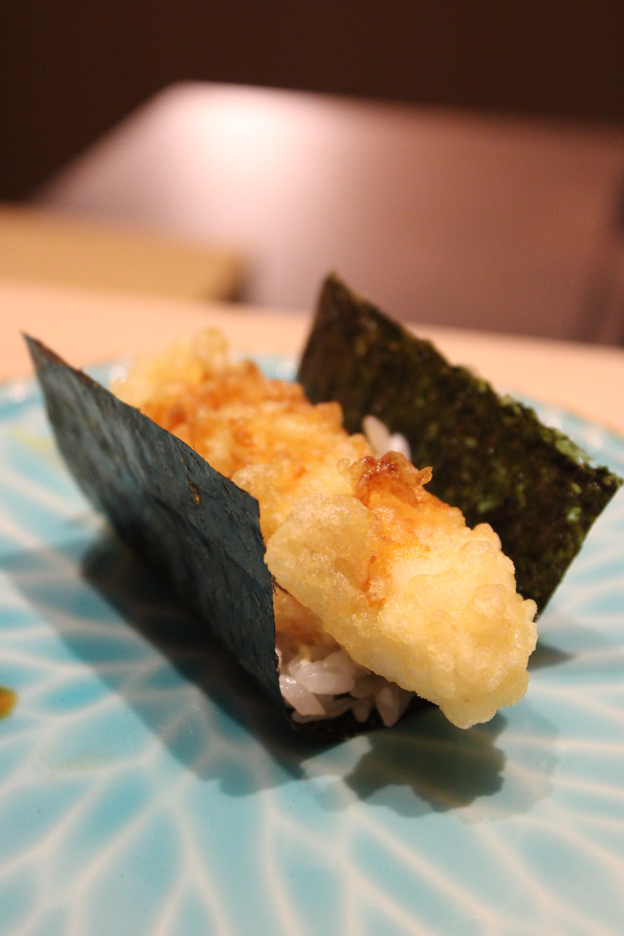 手巻き寿司のネタは身が締まったエビの天ぷら