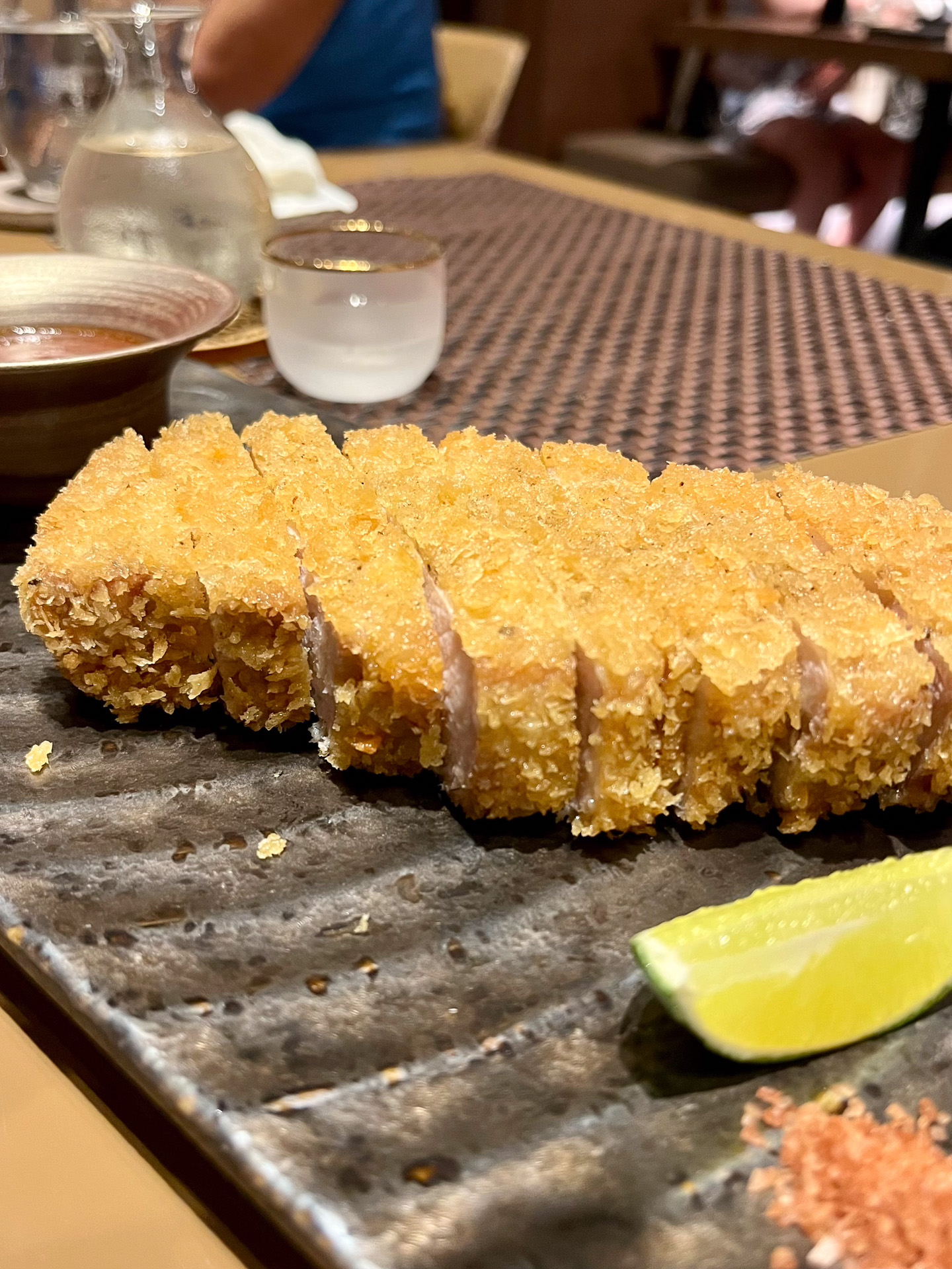 2cmほどの厚みのある、まさに極厚とんかつ