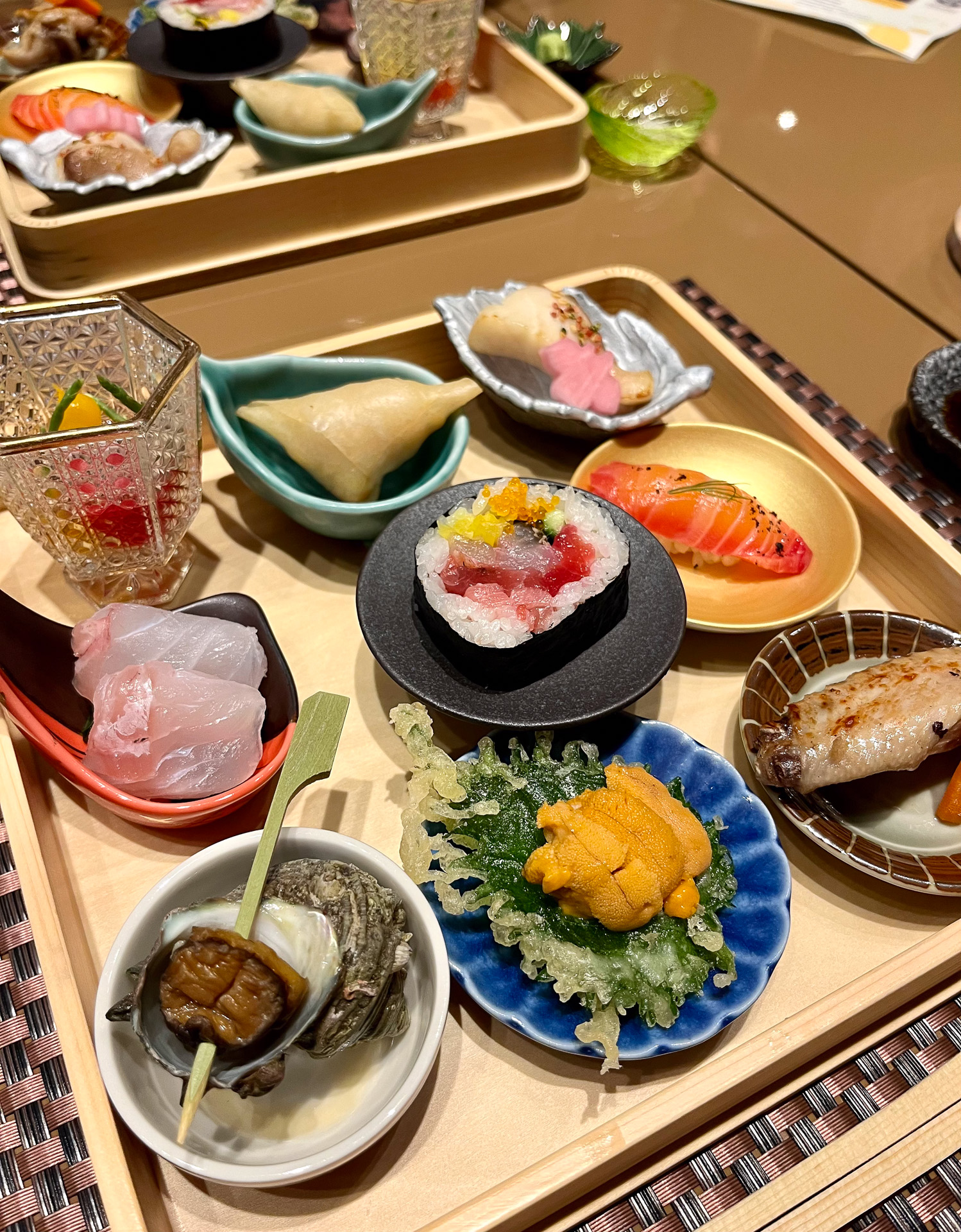 お造り8寸は寿司から揚げ物まで誰もが大好きな一品ずつが織り込まれた贅沢メニュー