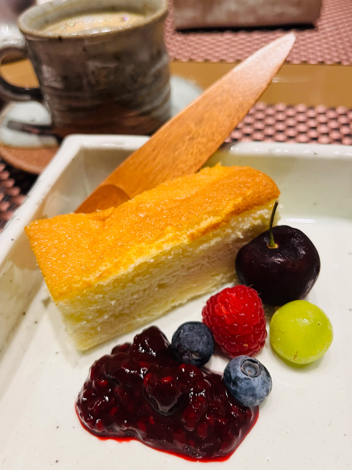 自家製のスフレチーズケーキミックスベリーソースはふんわりしながらもチーズのしっかりしたコクを味わえる