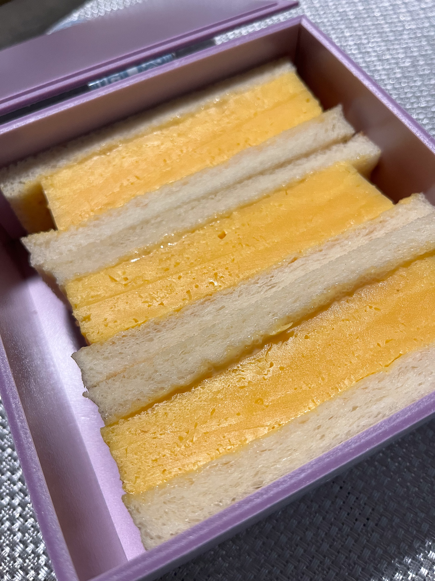 お持ち帰りメニューなら甘い厚焼きだし巻き卵がどっしり詰まった「たまごサンドイッチ（25ドル）」がお勧め