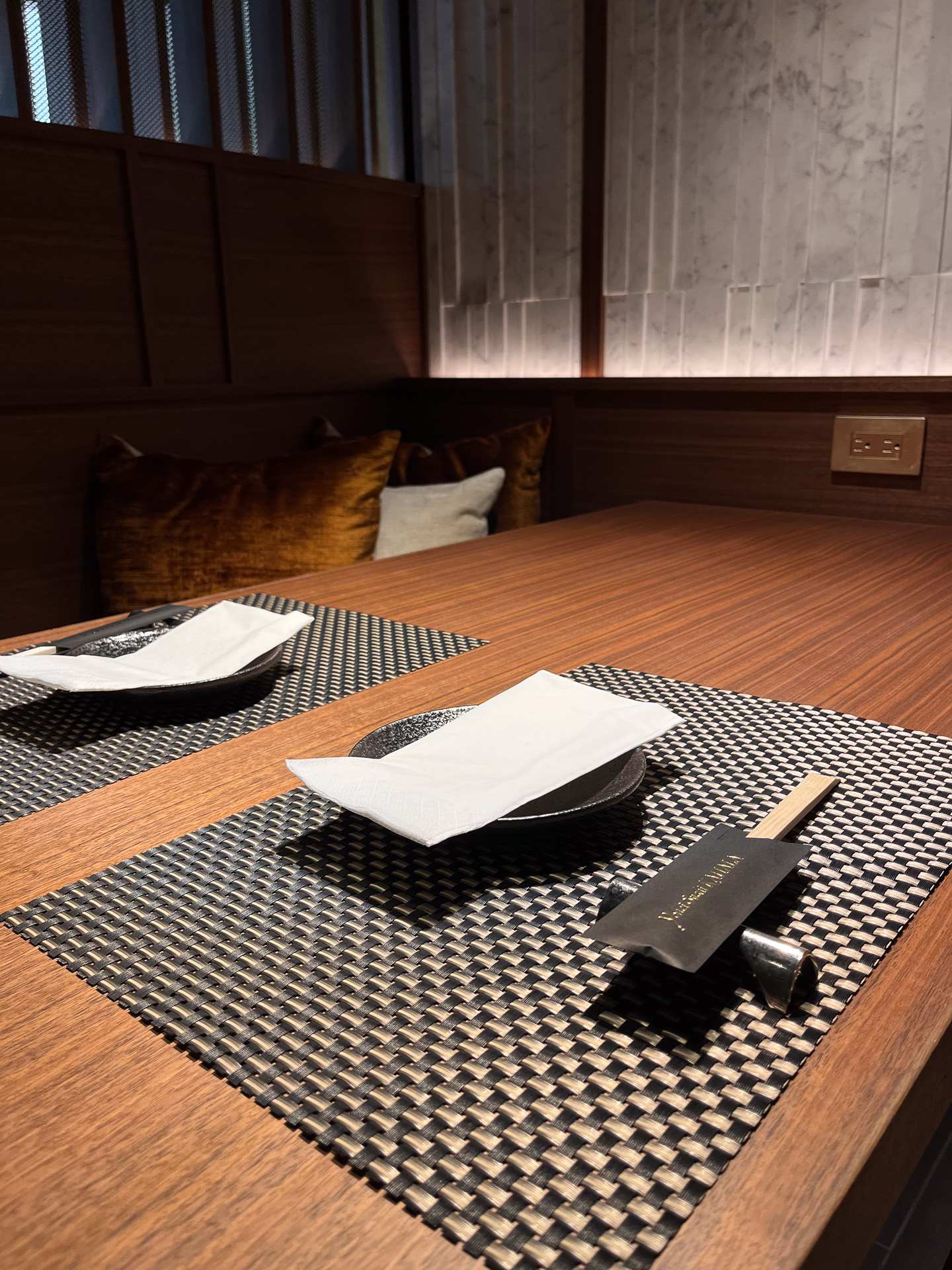 ハッピーアワーであっても高級感に包まれた店内の雰囲気を堪能