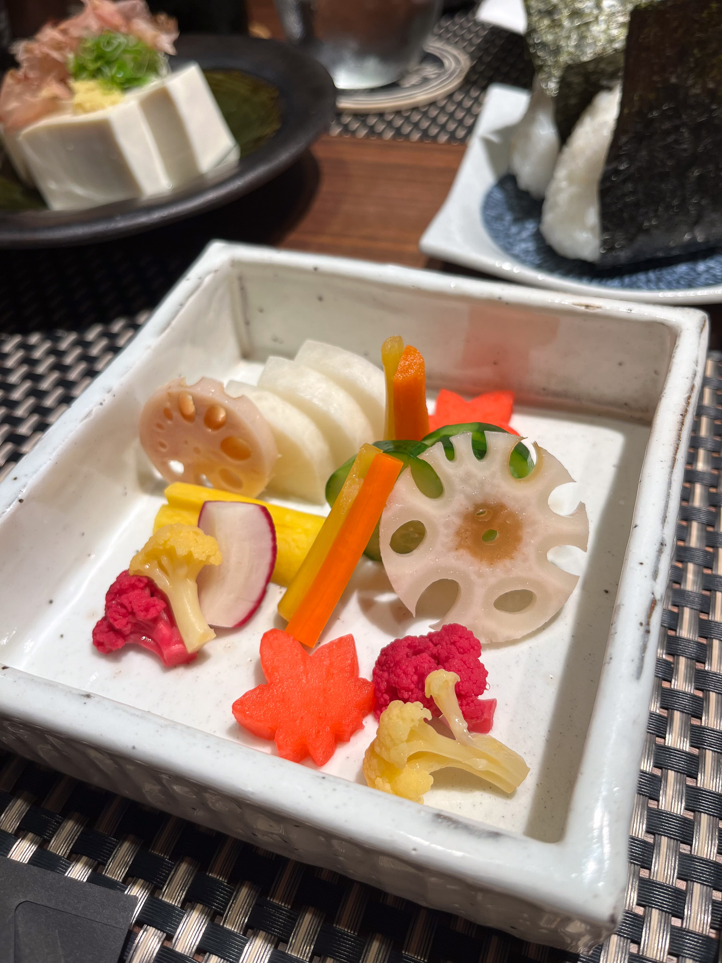 店のイチ押しの自家製漬物盛り合わせは箸をつけるのがもったいない美しさ