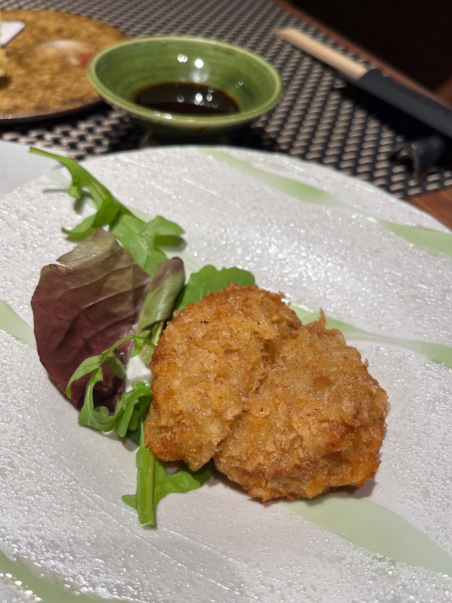 メンチカツ。クリームコロッケやカマンベールフライなど揚げ物も揃う