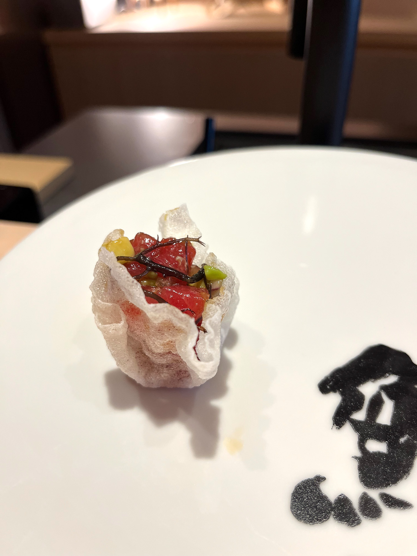 揚げたライスペーパーに入ったポケ