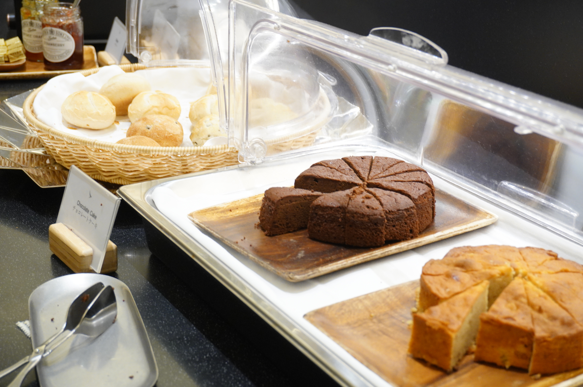 定番カレーライスにサラダ、月替わりの軽食、スイーツ、日本各地の銘酒など