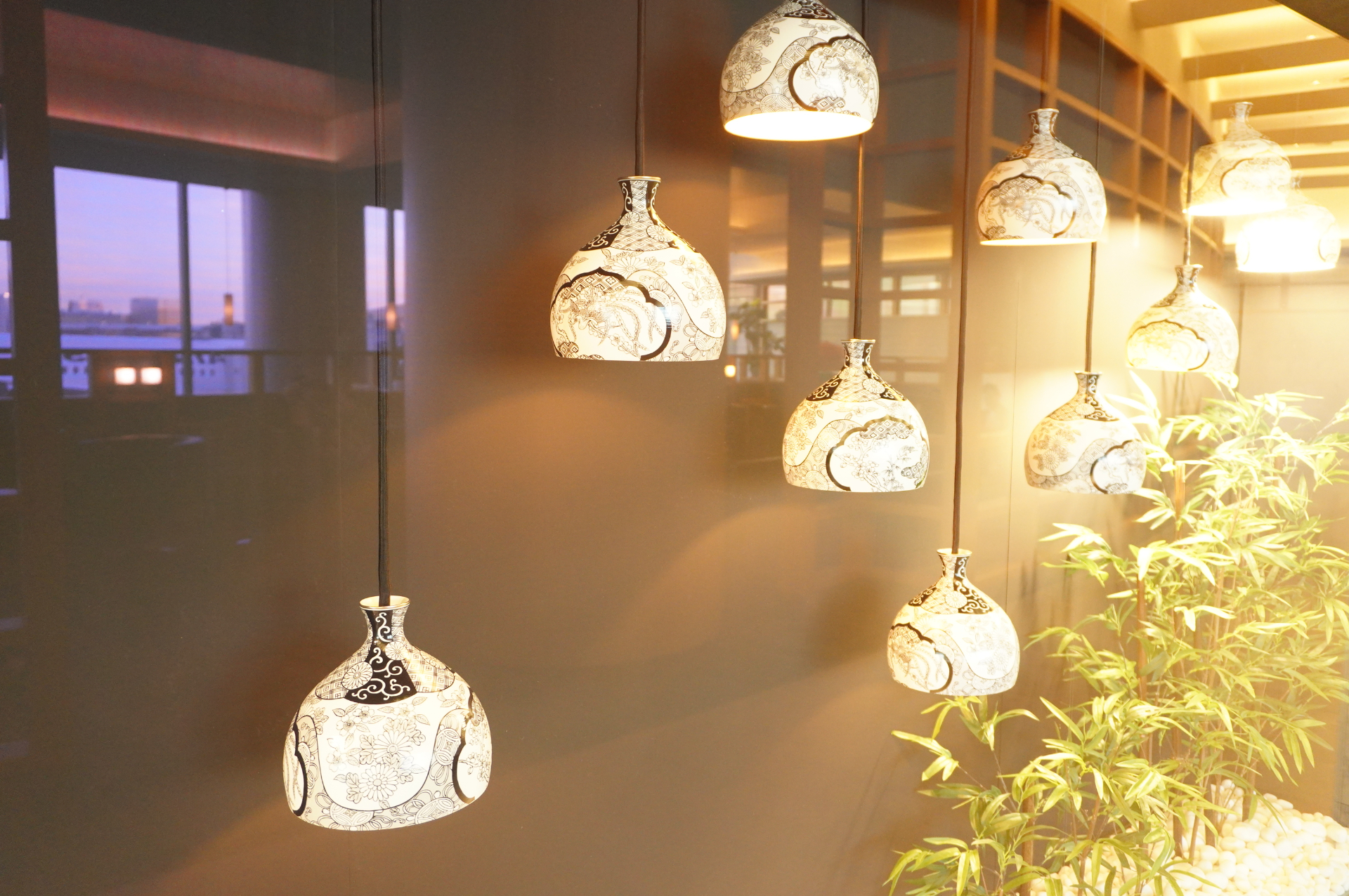 四季の花々や有田焼の照明など、至るところに和心アートが