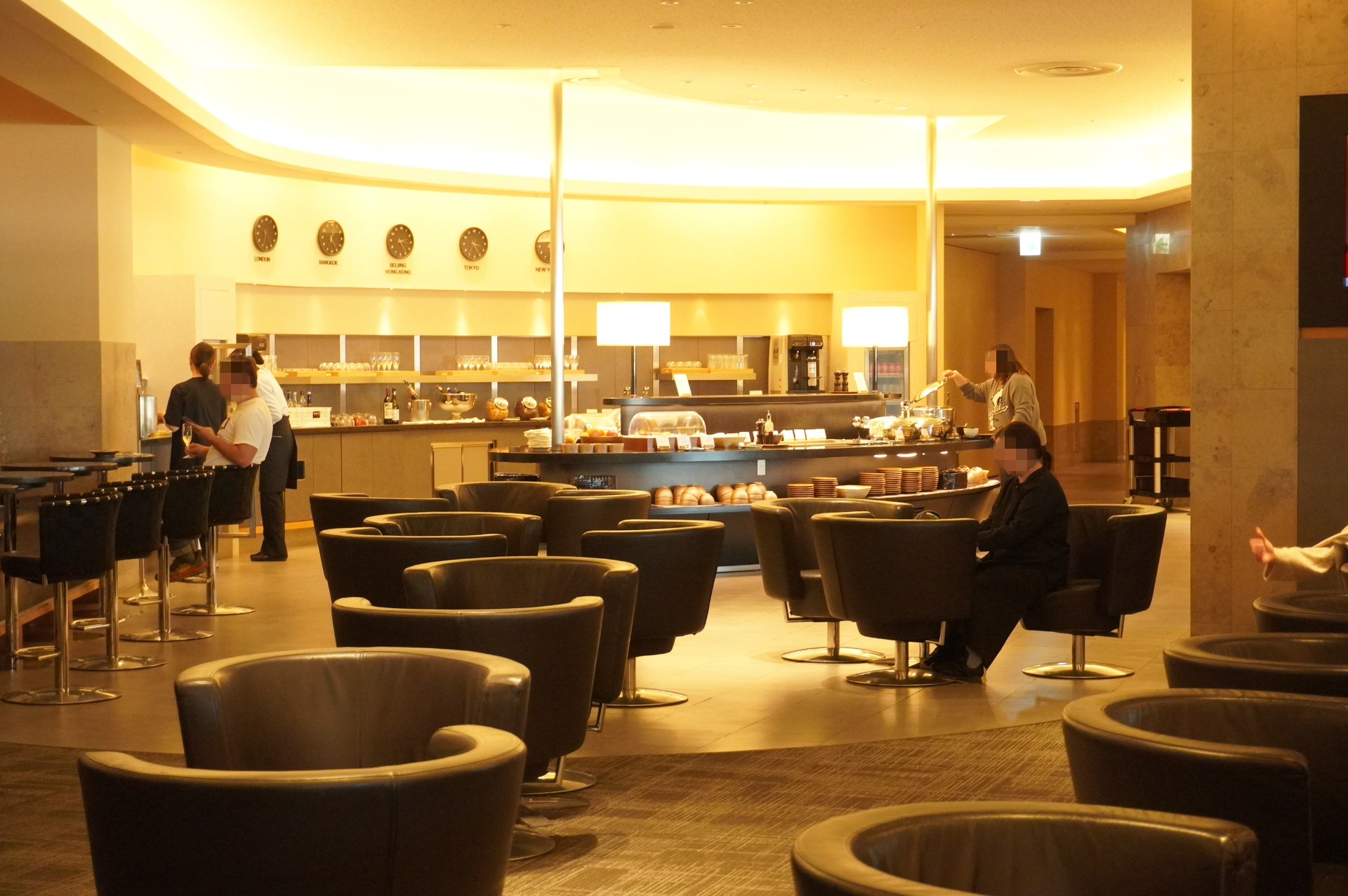 食事はビュッフェスタイルで提供。好きな席に運んで楽しめる。世界時計もこちらに