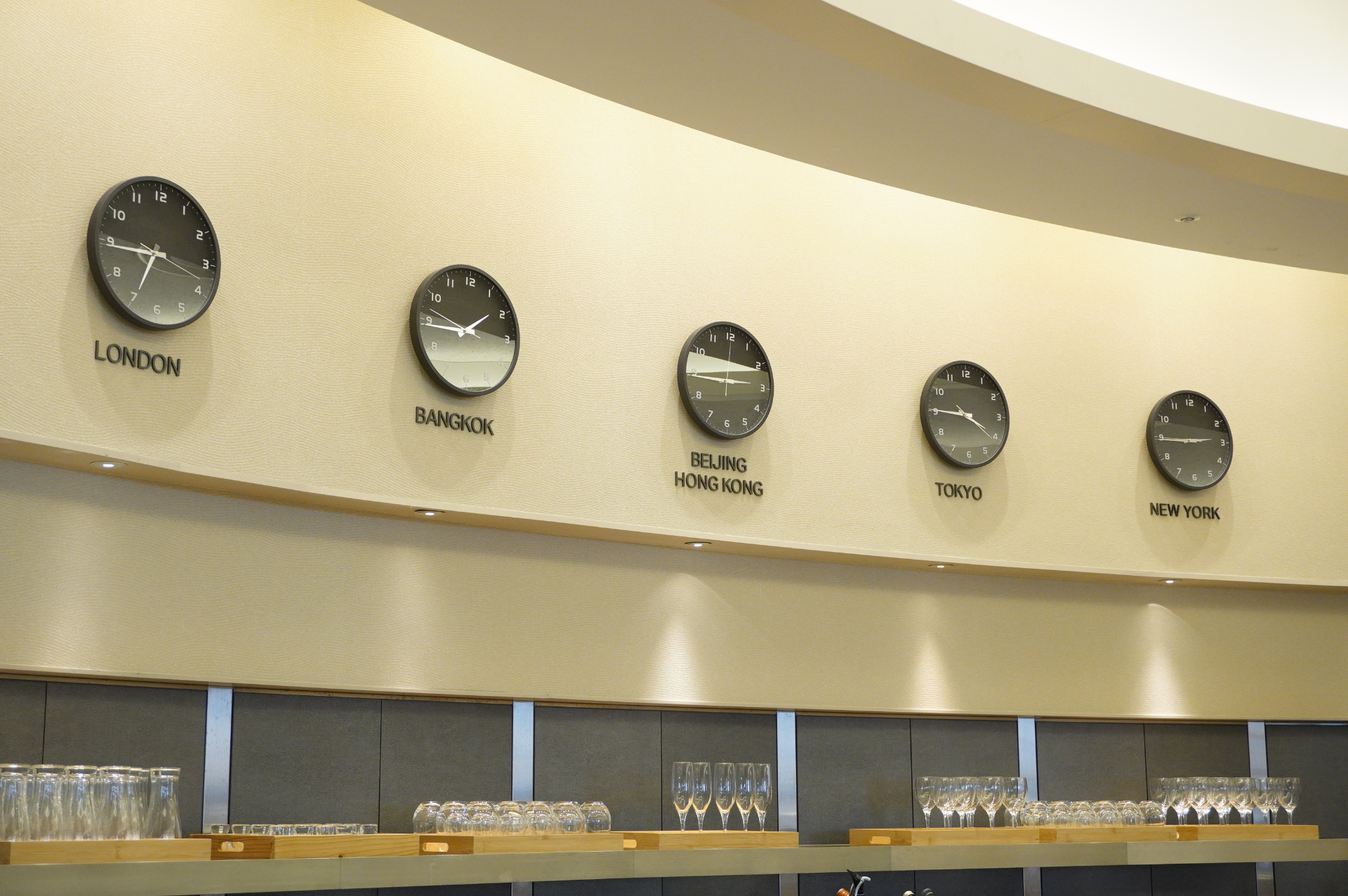 食事はビュッフェスタイルで提供。好きな席に運んで楽しめる。世界時計もこちらに