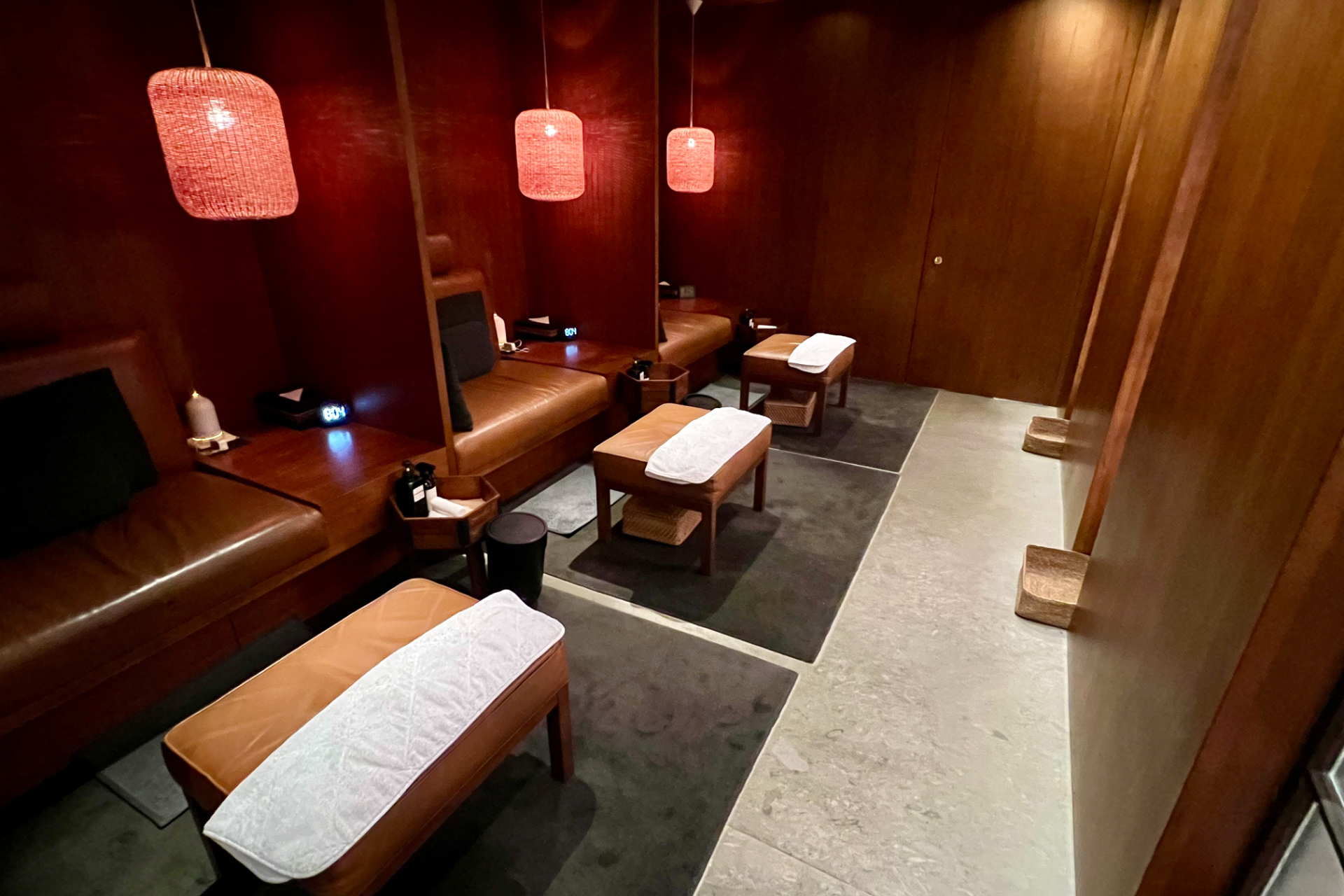 こちらは香港空港 第1タミ63番ゲート付近にあるキャセイファーストクラス専用「ザ・ピア」。食事からマッサージ、仮眠室、ワークスペースまで最上級のサービスが用意される