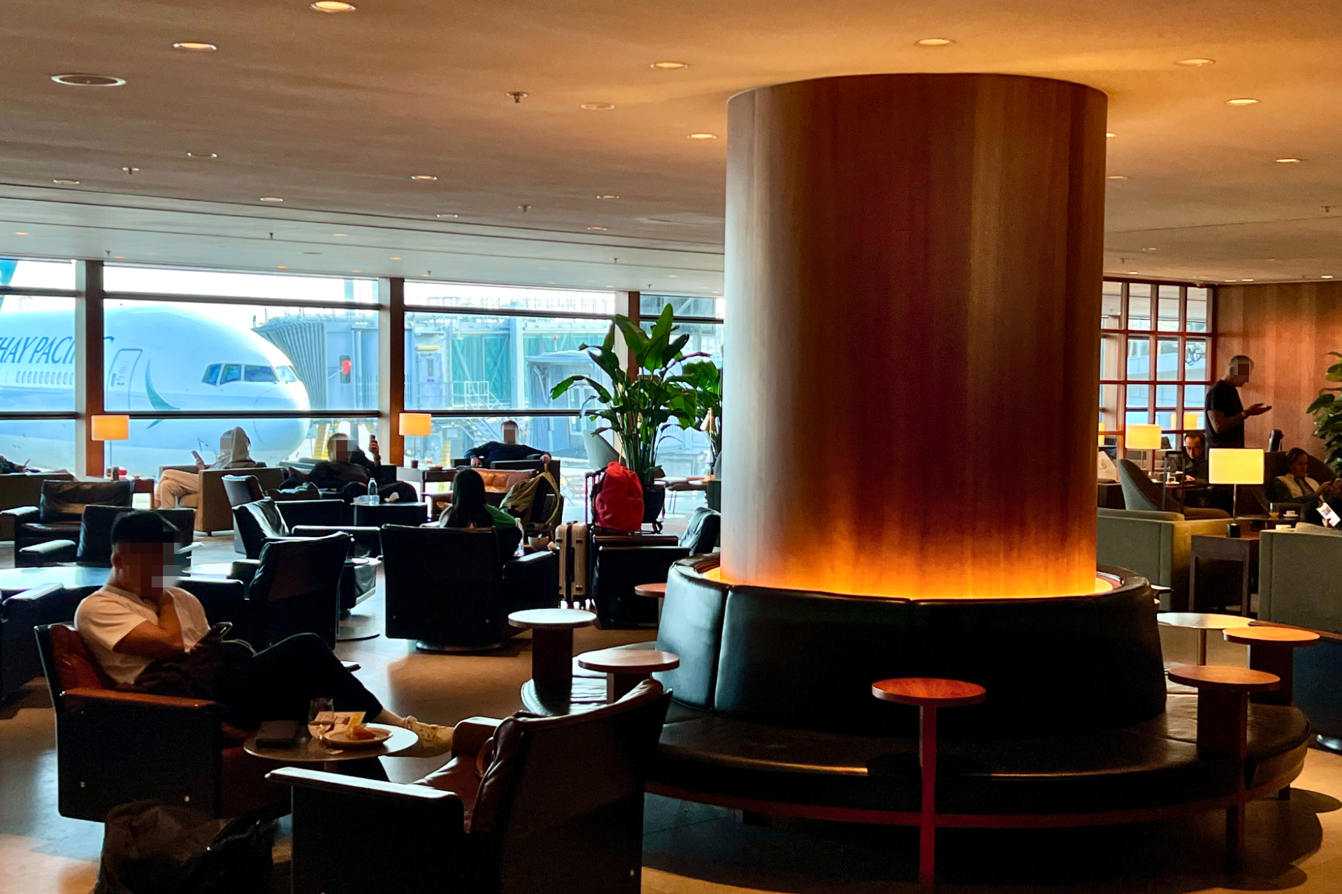 レセプションを抜けるとまず、アジア屋台からインスピレーションを得たという「コーヒー・カート」。バリスタがほんのり甘いヘーゼルナッツのラテを淹れてくれる