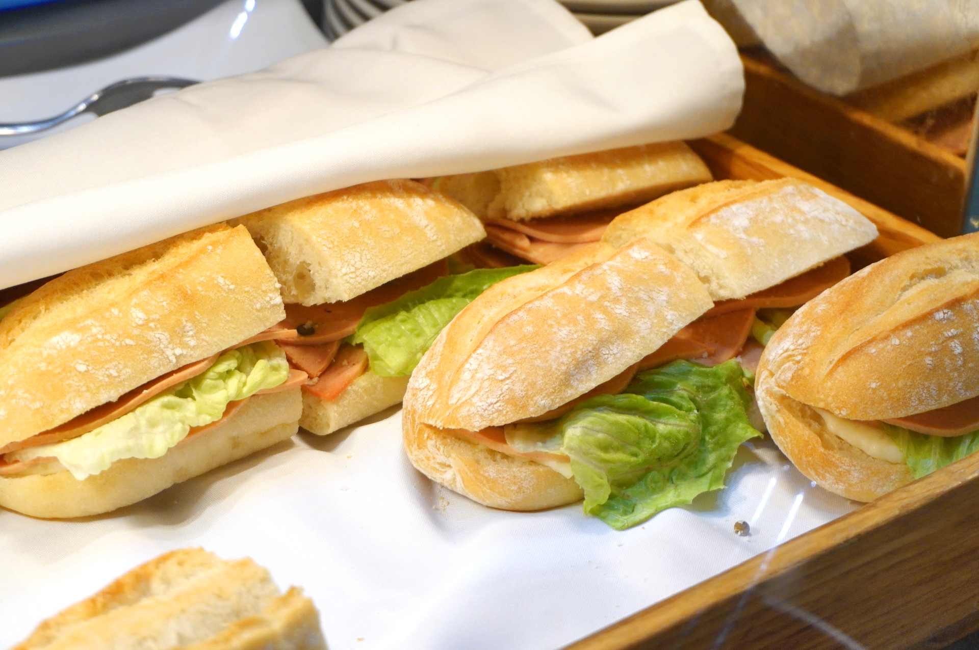 洋食デリ＆ペストリーがずらりと並ぶコーナー。オーダーするとお皿に盛り付けてくれる