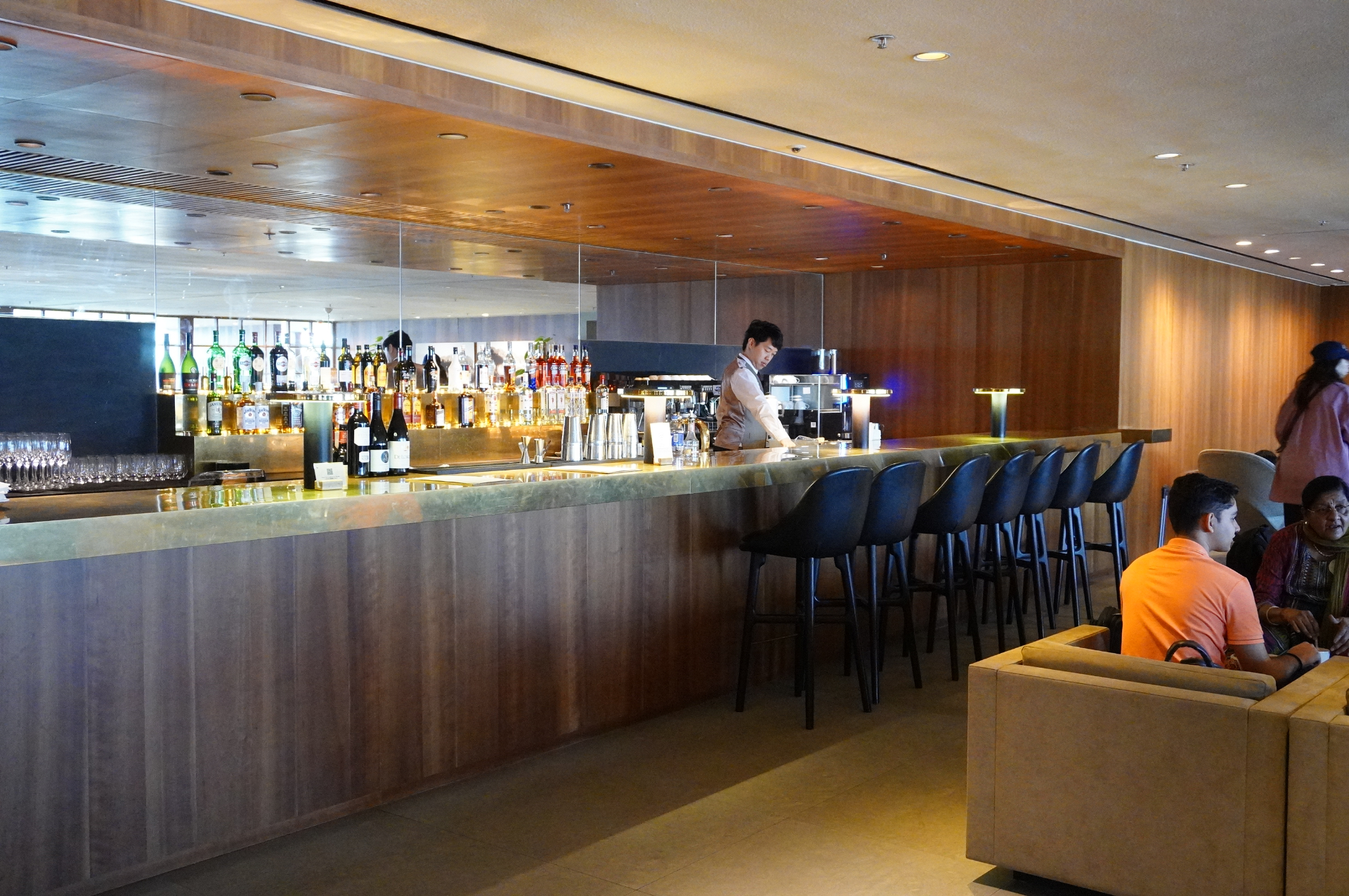 こちらはバーの部屋。ワインにシャンパン、ビールのほか、ノンアルカクテルの手作りスムージーも味わえる