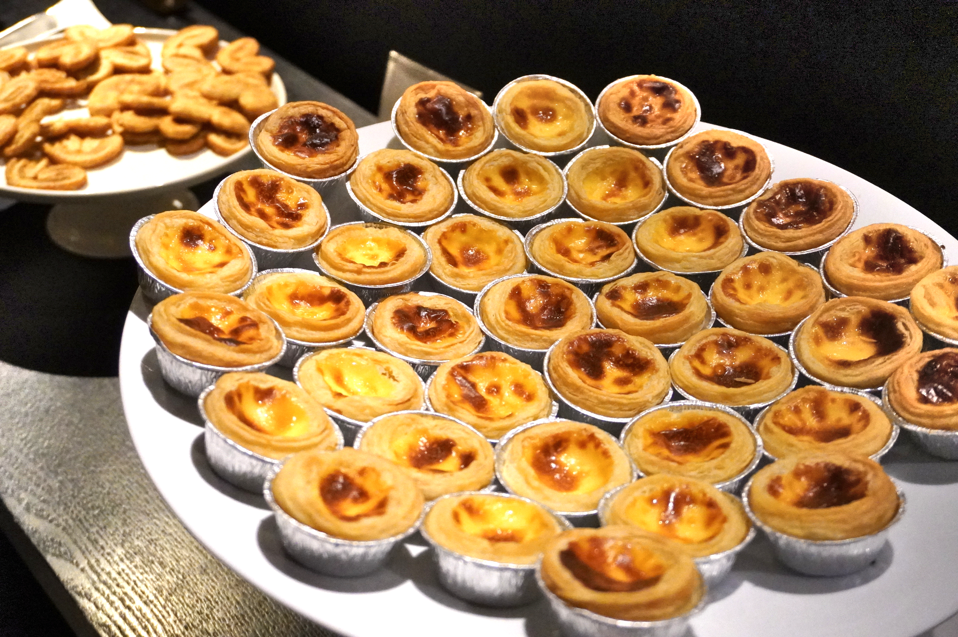 中国人気スイーツ「エッグタルト」。ふわとろカスタードクリームは甘さ控えめで、紅茶と相性バツグン