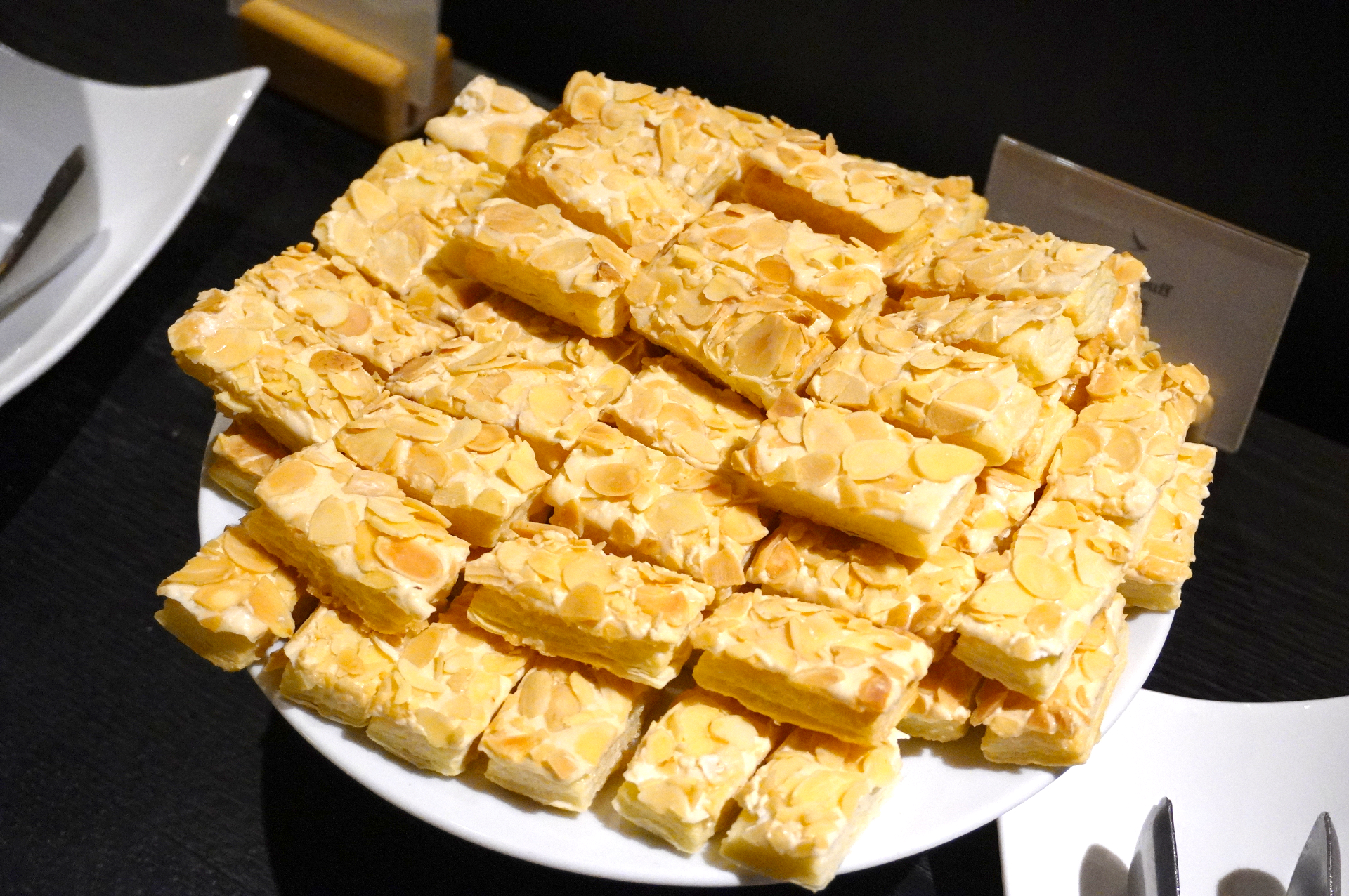 こちらは中国伝統菓子「千層酥」。何層にも重なるパイ生地に砂糖衣とアーモンドたっぷり