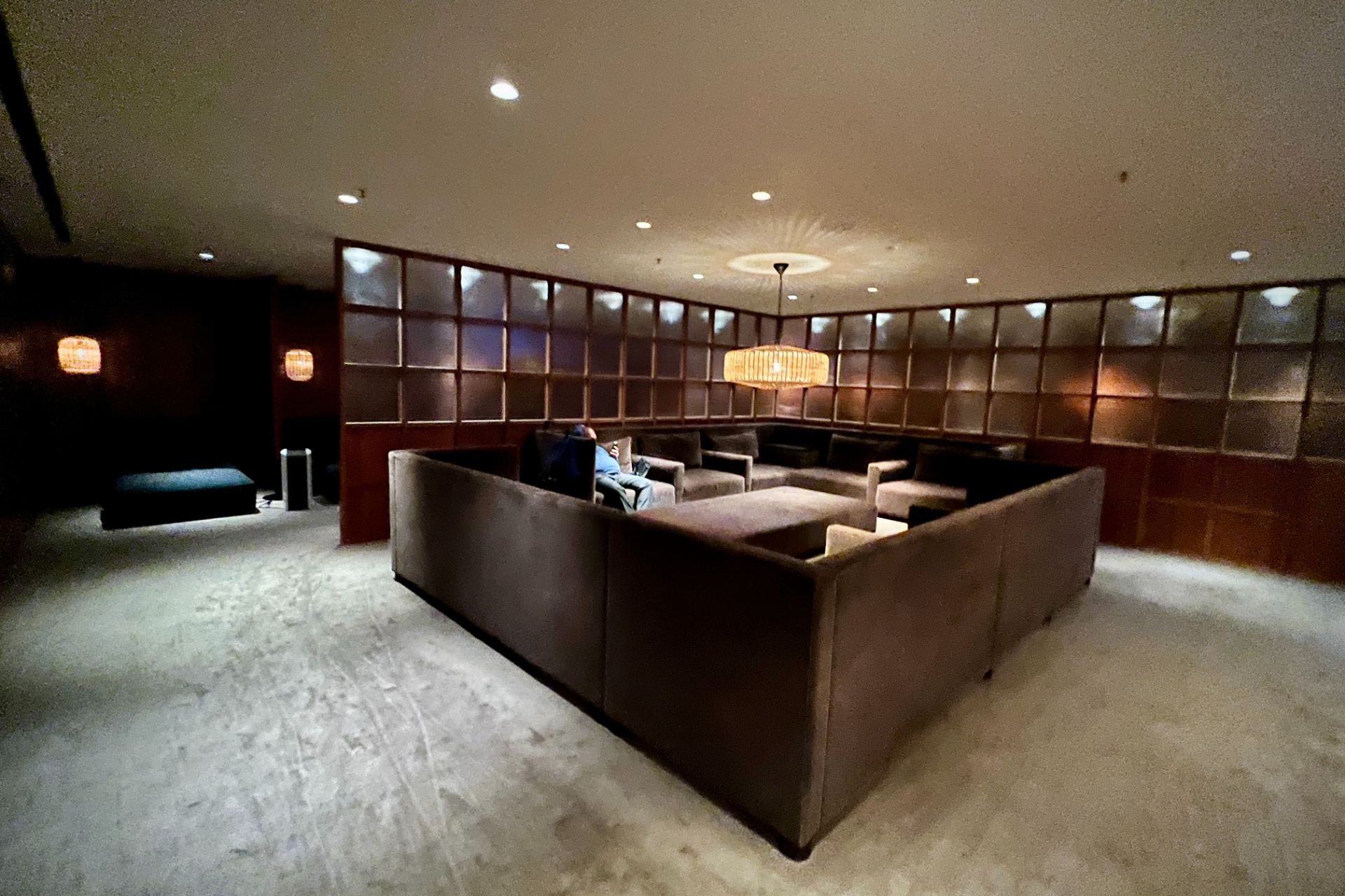 フライト前に心身リラックスできるヨガスペースや横になれるデイベッドスペースは、ラウンジの静かな最深部に