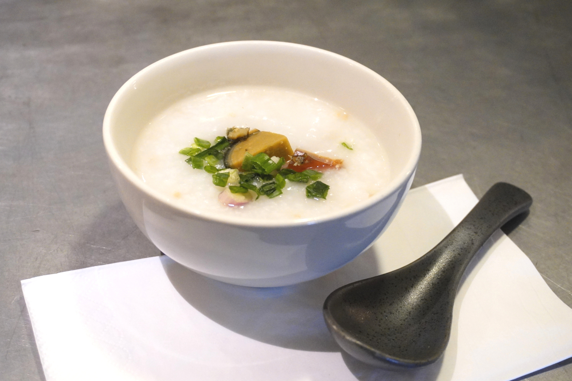 だしの旨味が効いた「中華粥」は誇張なしに絶品でした。キャセイラウンジに訪れたら必食