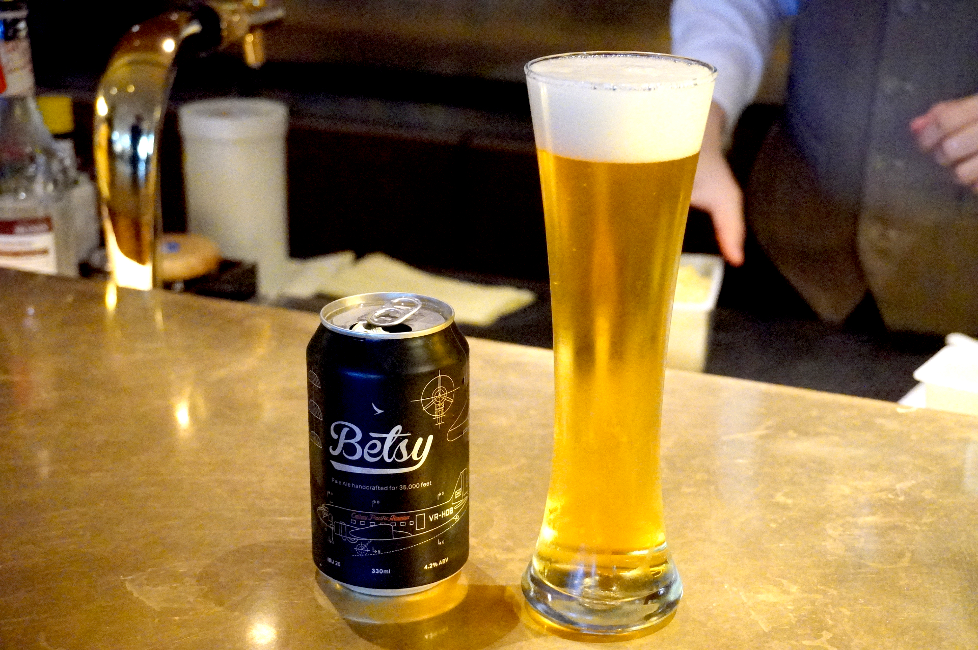 キャセイオリジナル醸造ビール「ベッツィー」。ダグラス DC-3型機とキャセイロゴがデザインされた缶もかっこいい