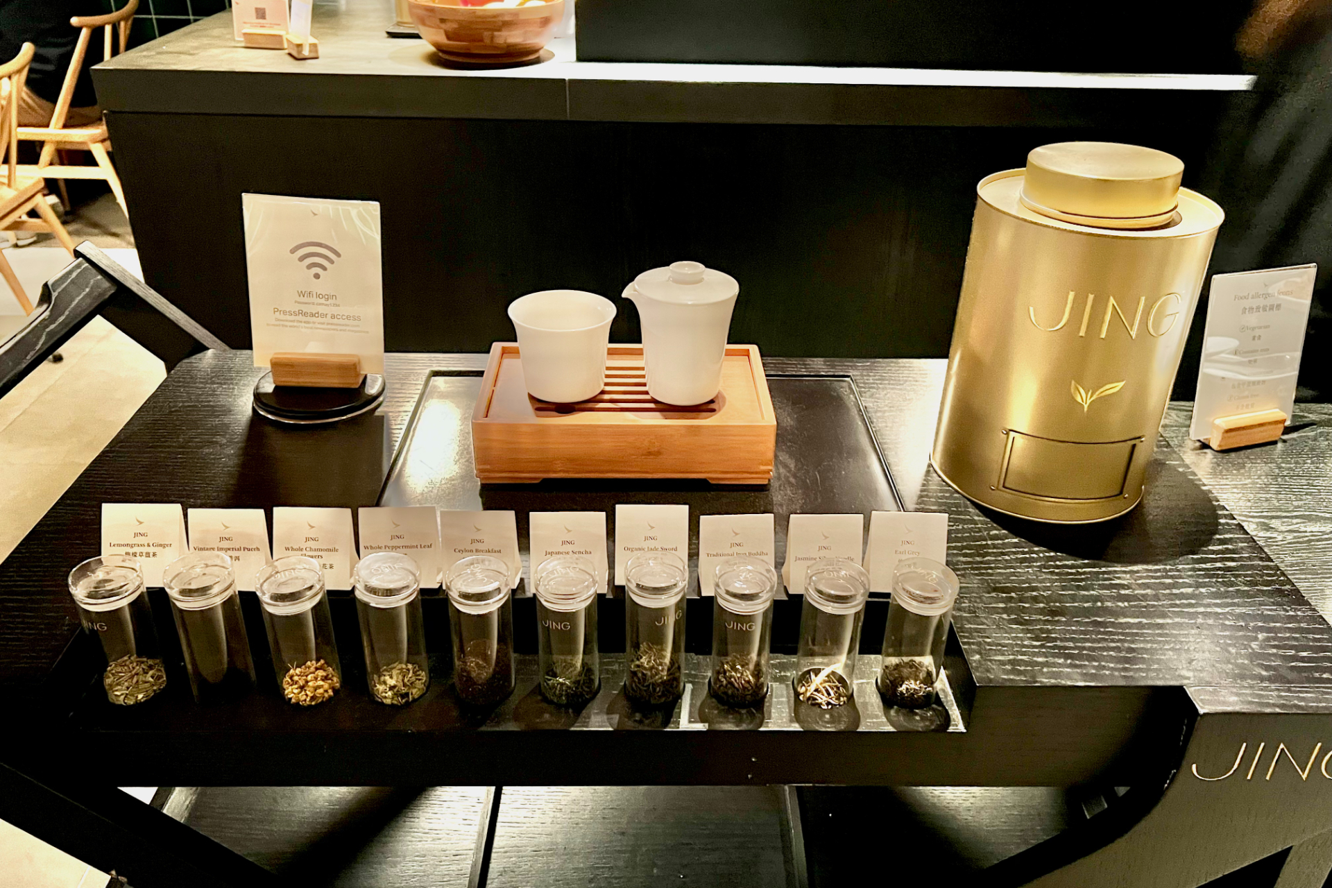 茶葉の香りを試し、カウンターで注文