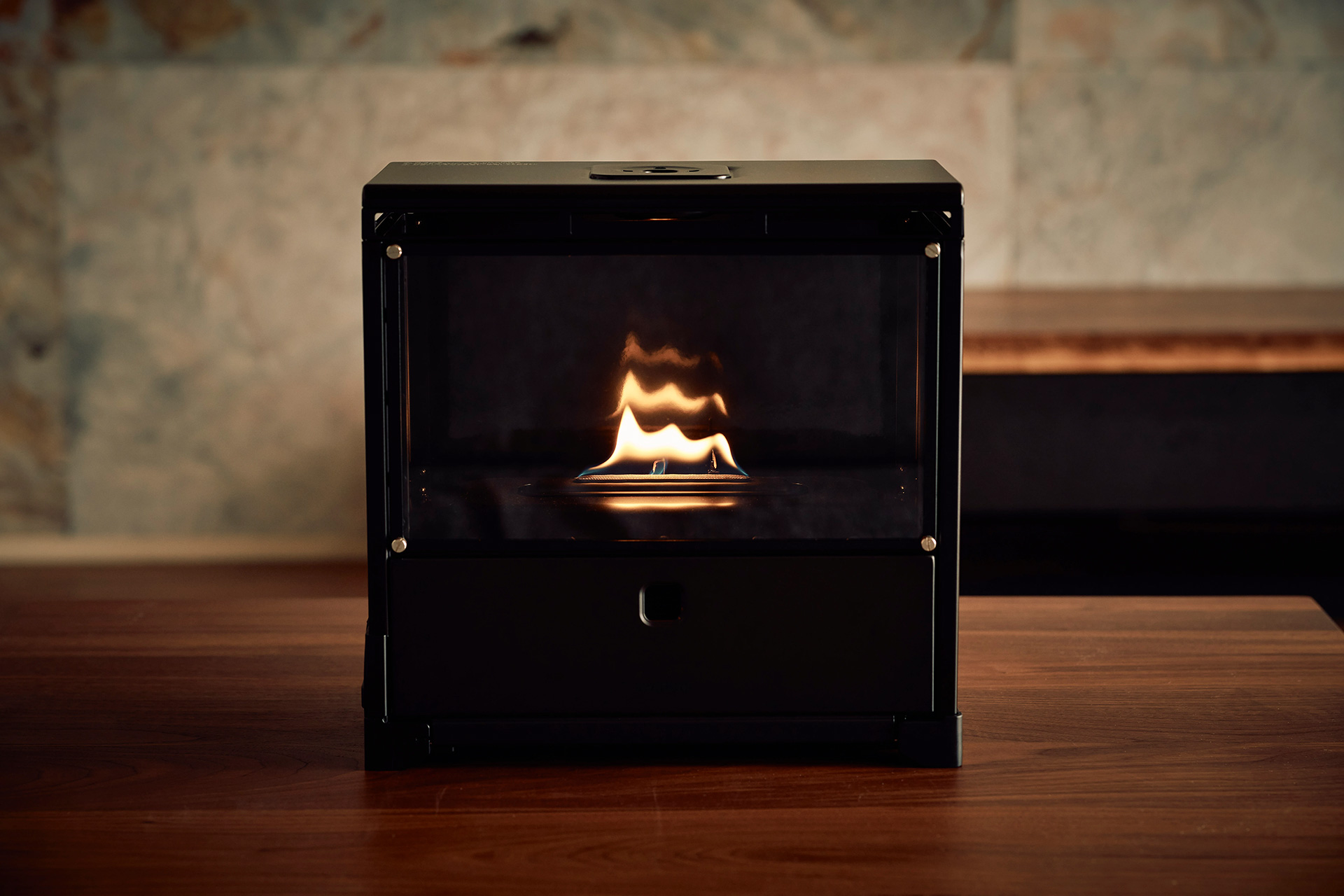 カラーはブラック1色