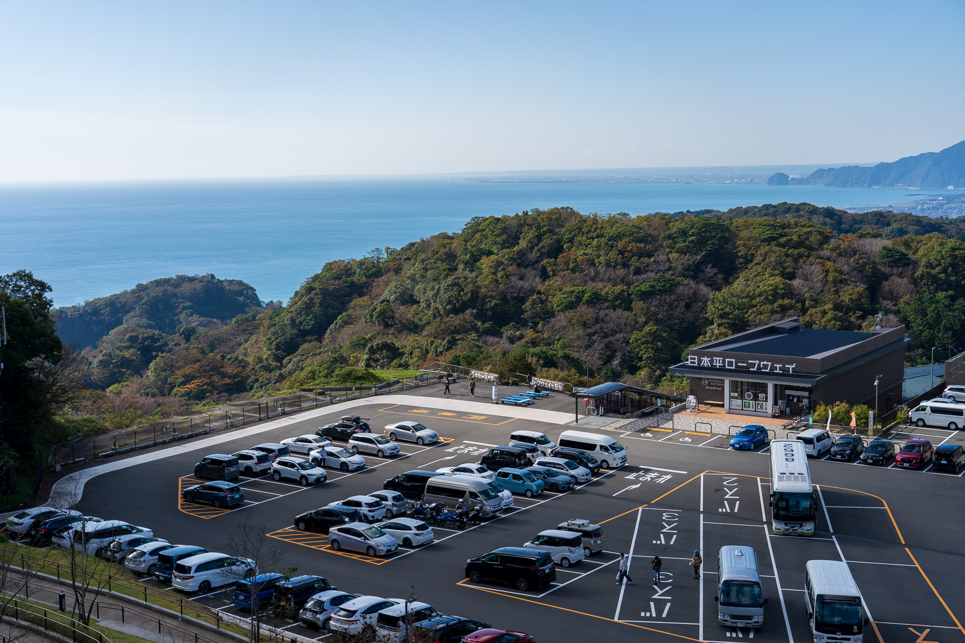 ロープウェイ方面。遠くに見えるのは御前崎