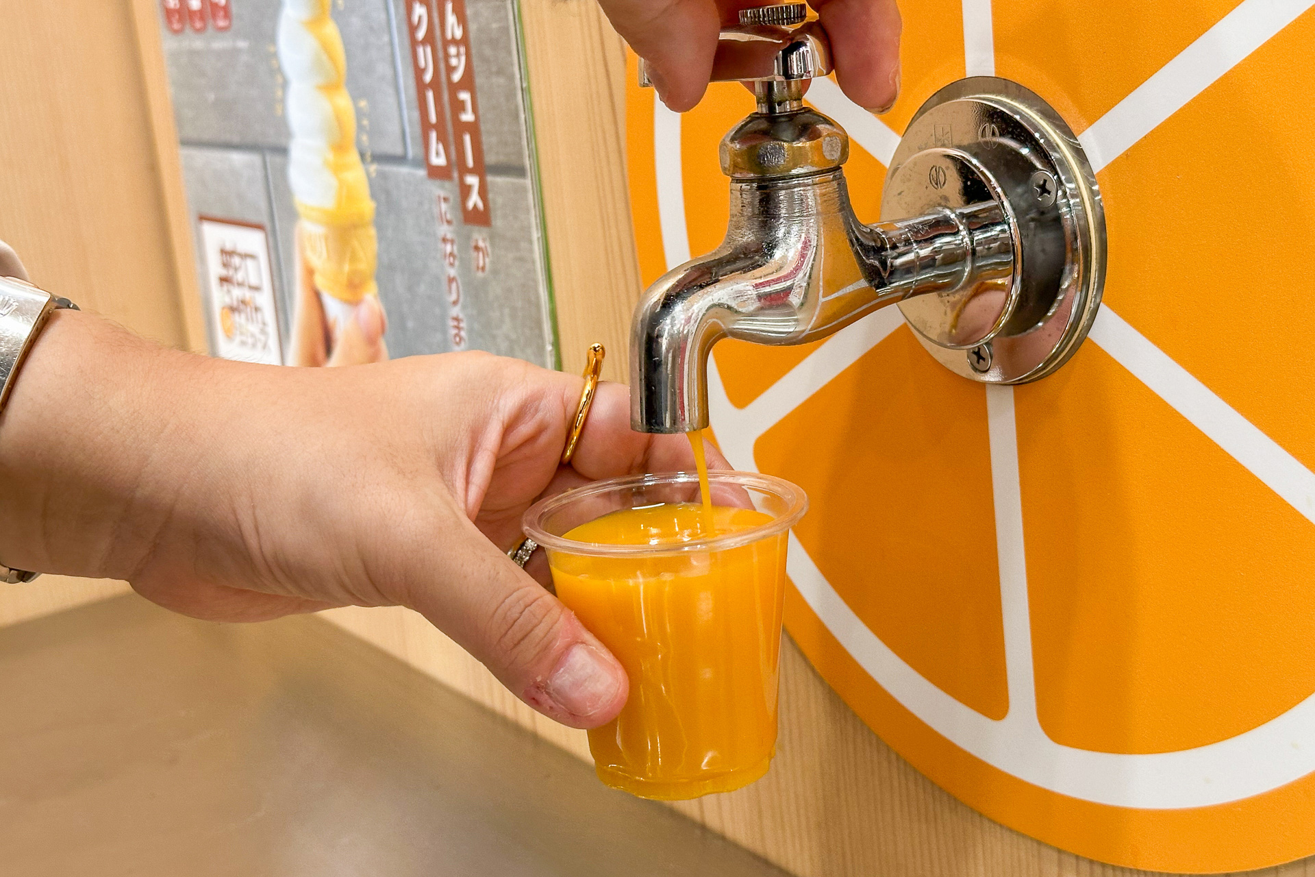 ロープウェイ日本平駅の売店には、蛇口からみかんジュースが出てくる「蛇口みかんジュース」が！