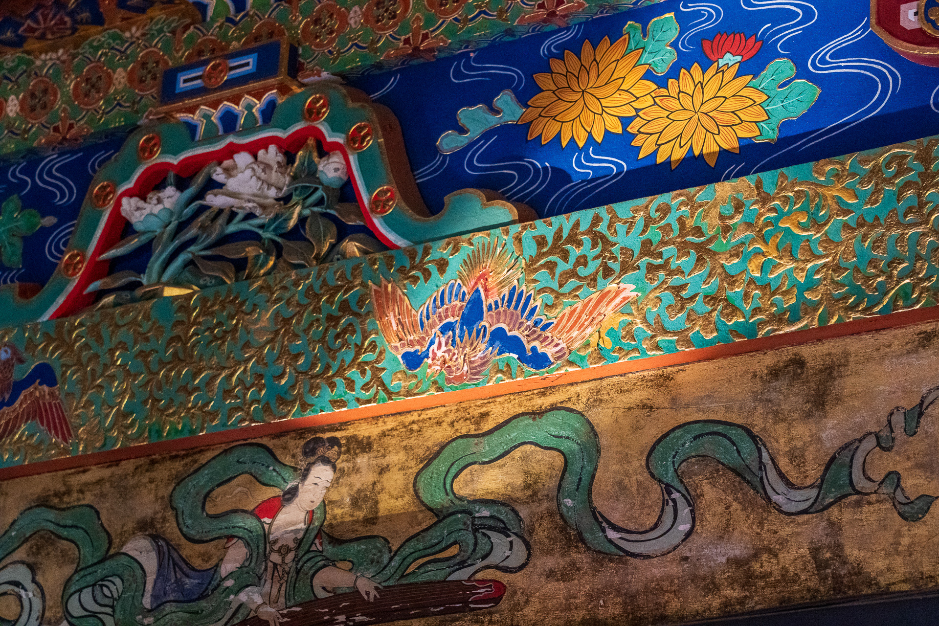 拝殿の欄間に描かれている天女。太陽の光が当たって神秘的でした