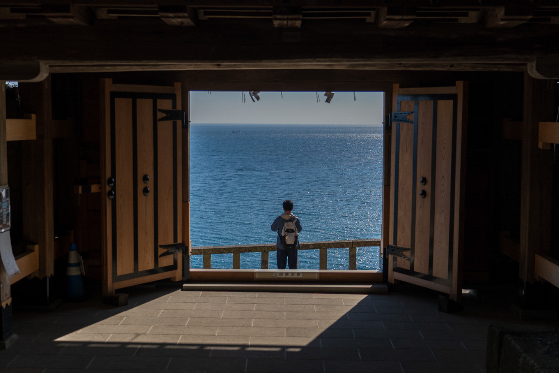 徒歩ルートで登ってくると門をくぐります