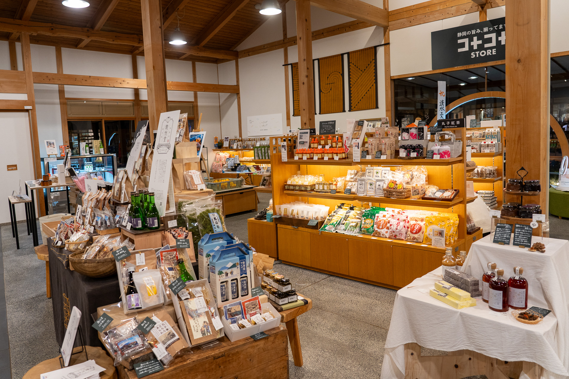 静岡の逸品が集まる「コトコトSTORE」でお土産探し中、ふと目に留まった素敵な包装紙が芹沢銈介デザインでした！