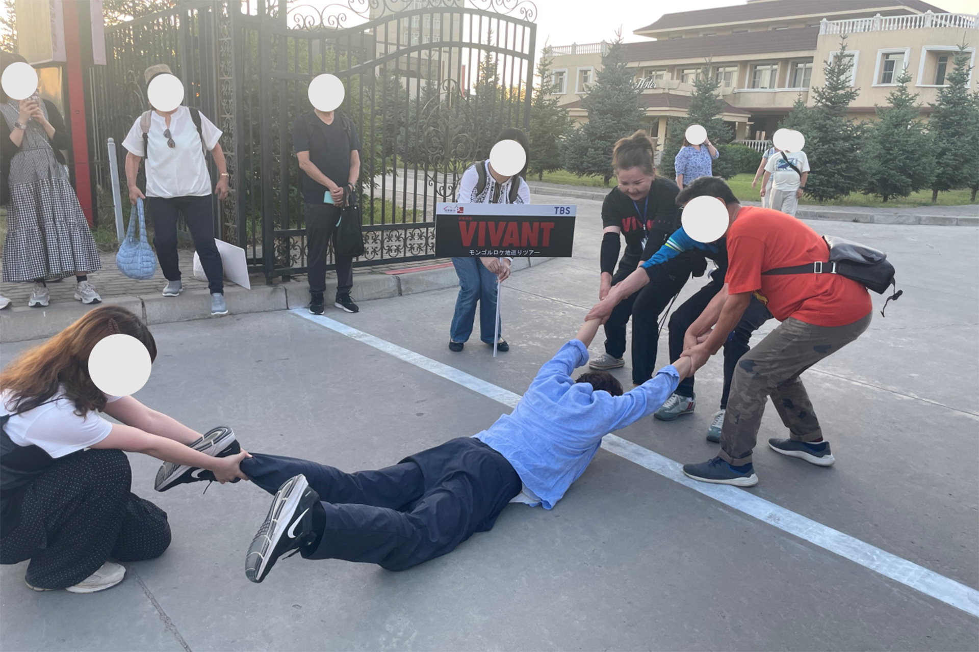 過去のツアーでは日本大使館に逃げ込むシーンを再現