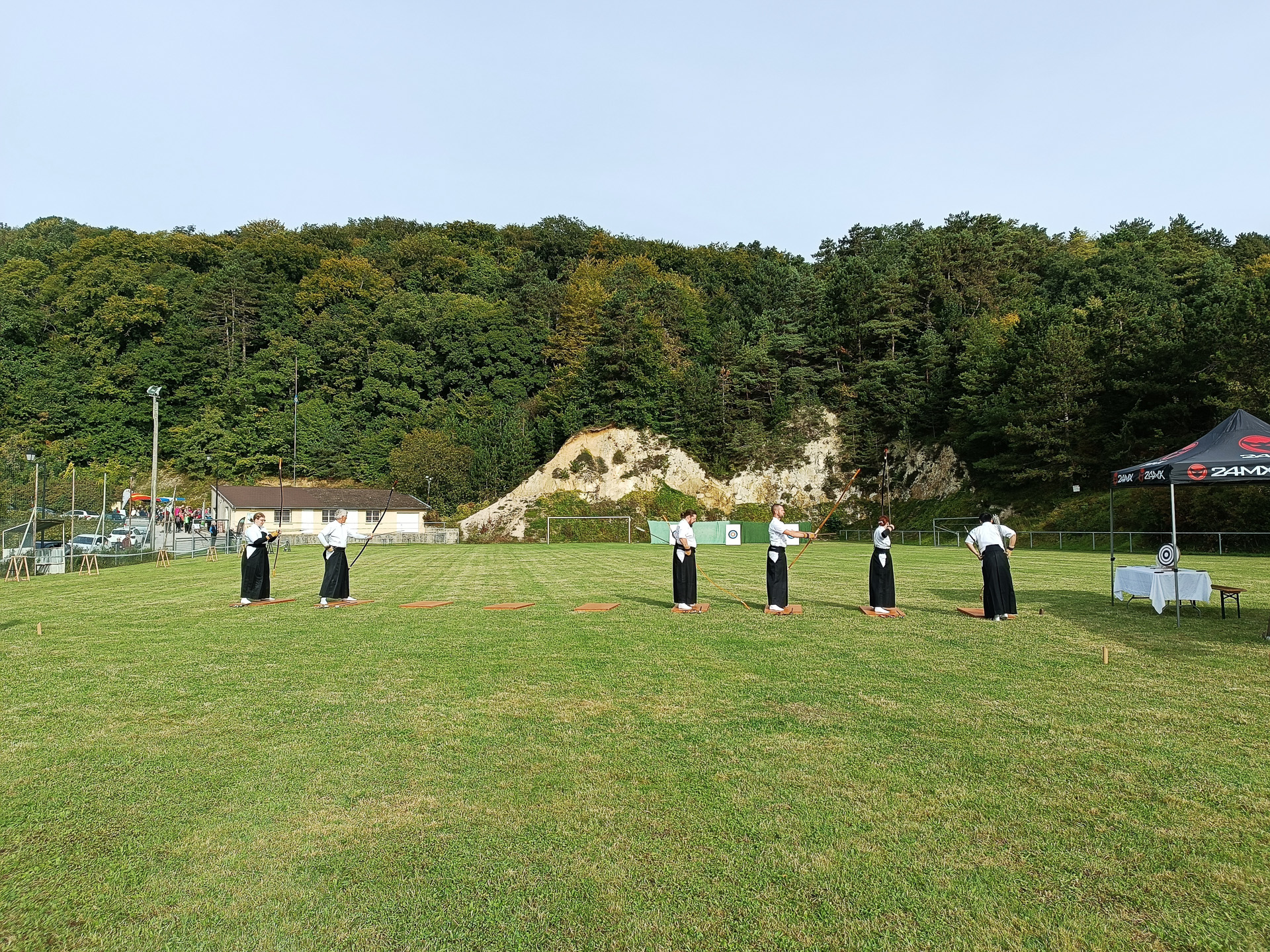 遠的会場はシャンパンのためのブドウ畑が広がる丘の前で、弓を引いていてとても気持ちがよかったです