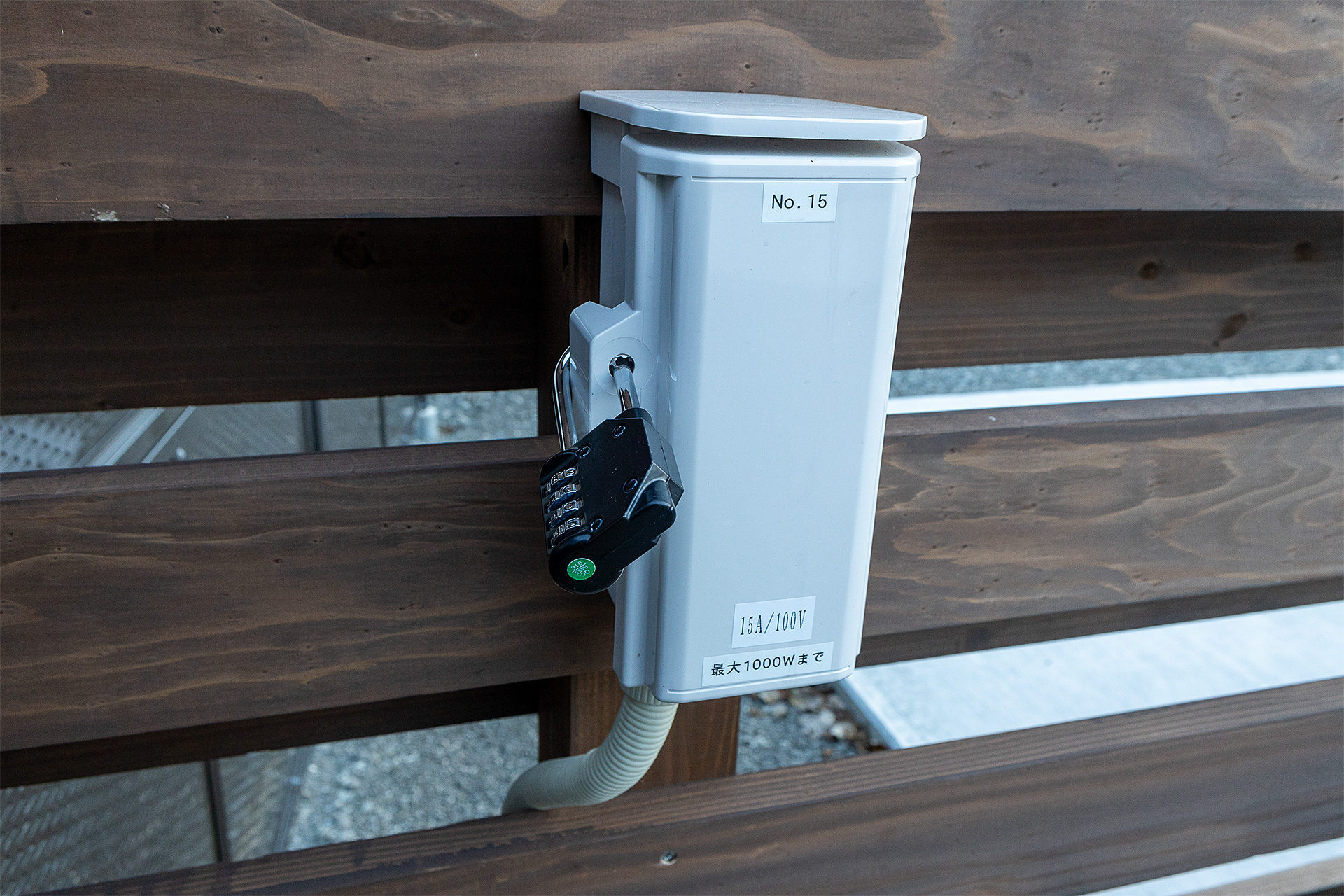 すべての区画は電源付き。予約すると電源ボックスの扉を開くための解除番号が知らされるので、到着したら予約した区画へクルマを入れ、電源ボックスを開ける。ボックス内には建屋に入るためのカードキーなども入っている