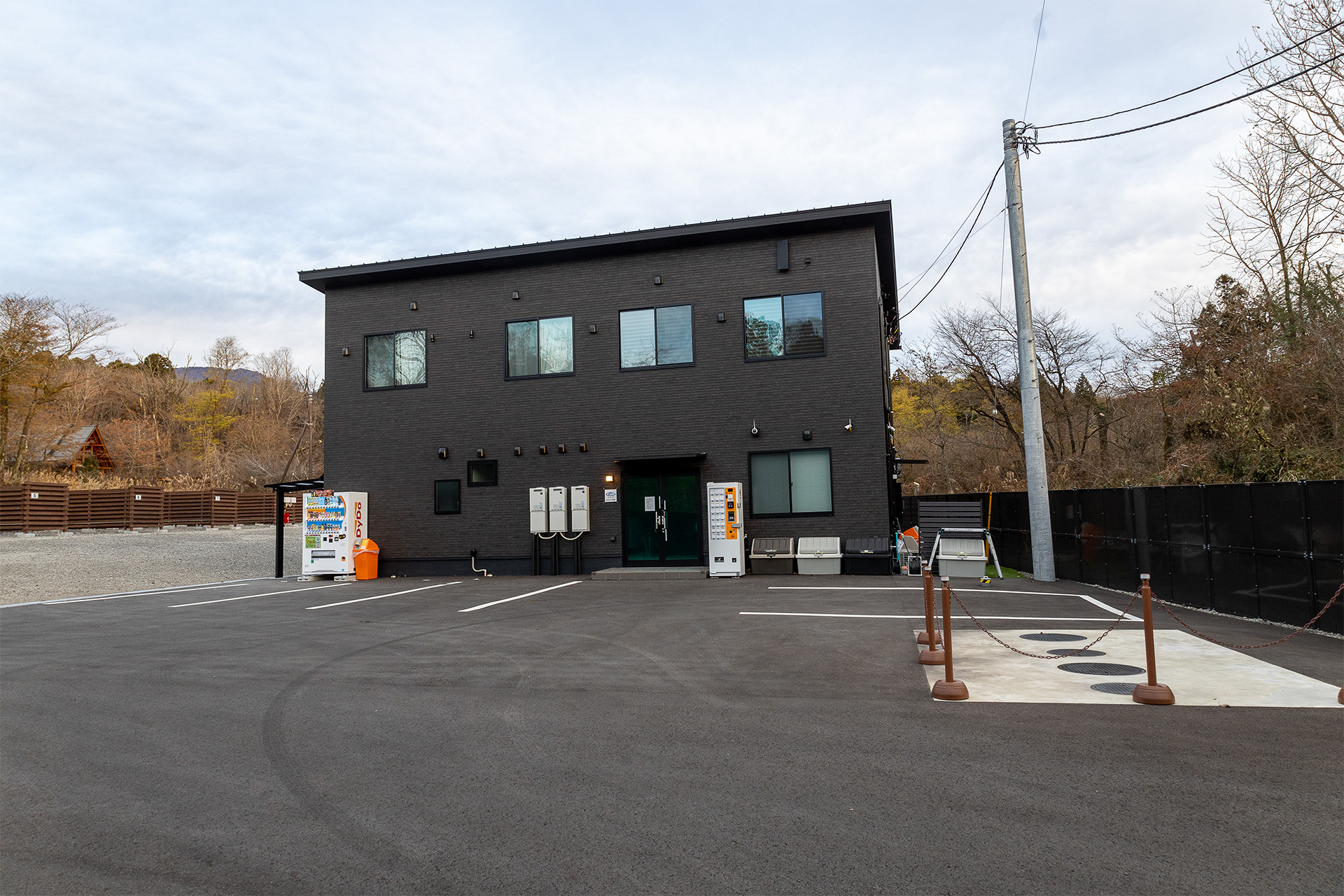 トイレやシャワー、お風呂はこの建物内にある。TiC! ふじさん朝霧高原は無人で営業しているので入口は施錠されている