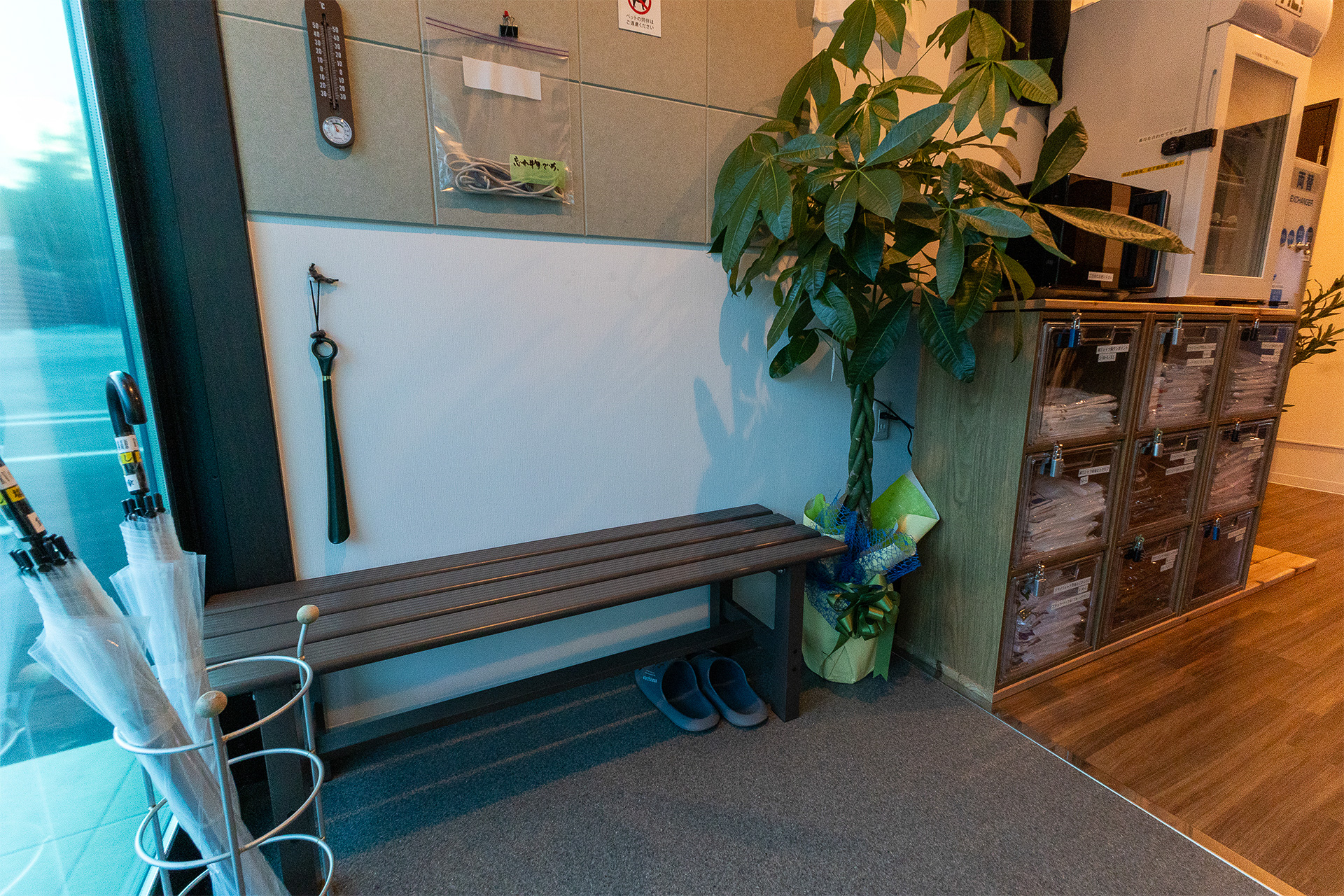 エントランス部分。建物内は土足禁止なのでスリッパに履き替える。用事を済ませて履いてきた靴に履き替える際に何気に便利だったのがベンチ