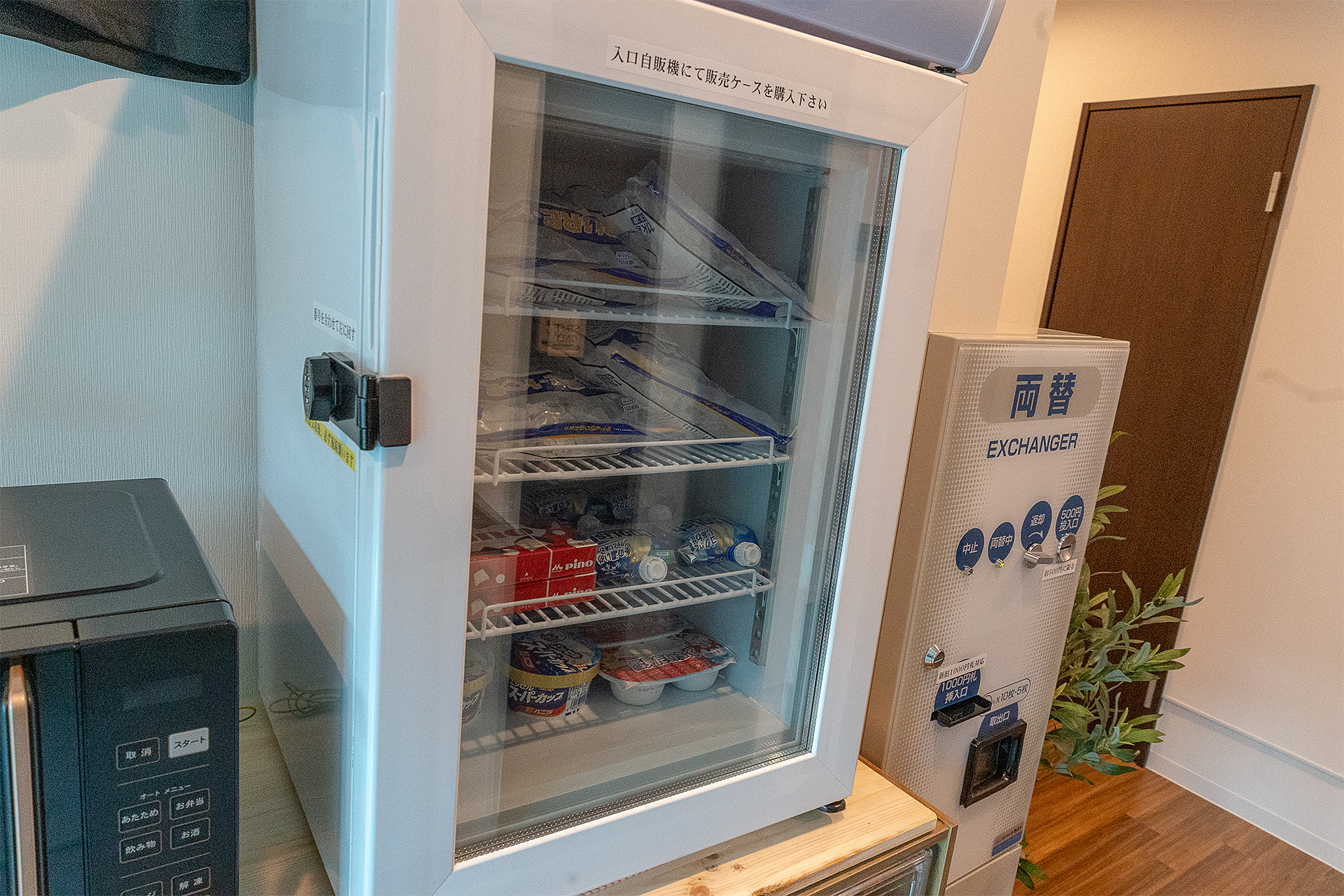 冷凍庫内の商品が欲しいときは自販機で販売ケースを購入する。今後は利用者の意見を聞きながら商品を増やしていくという