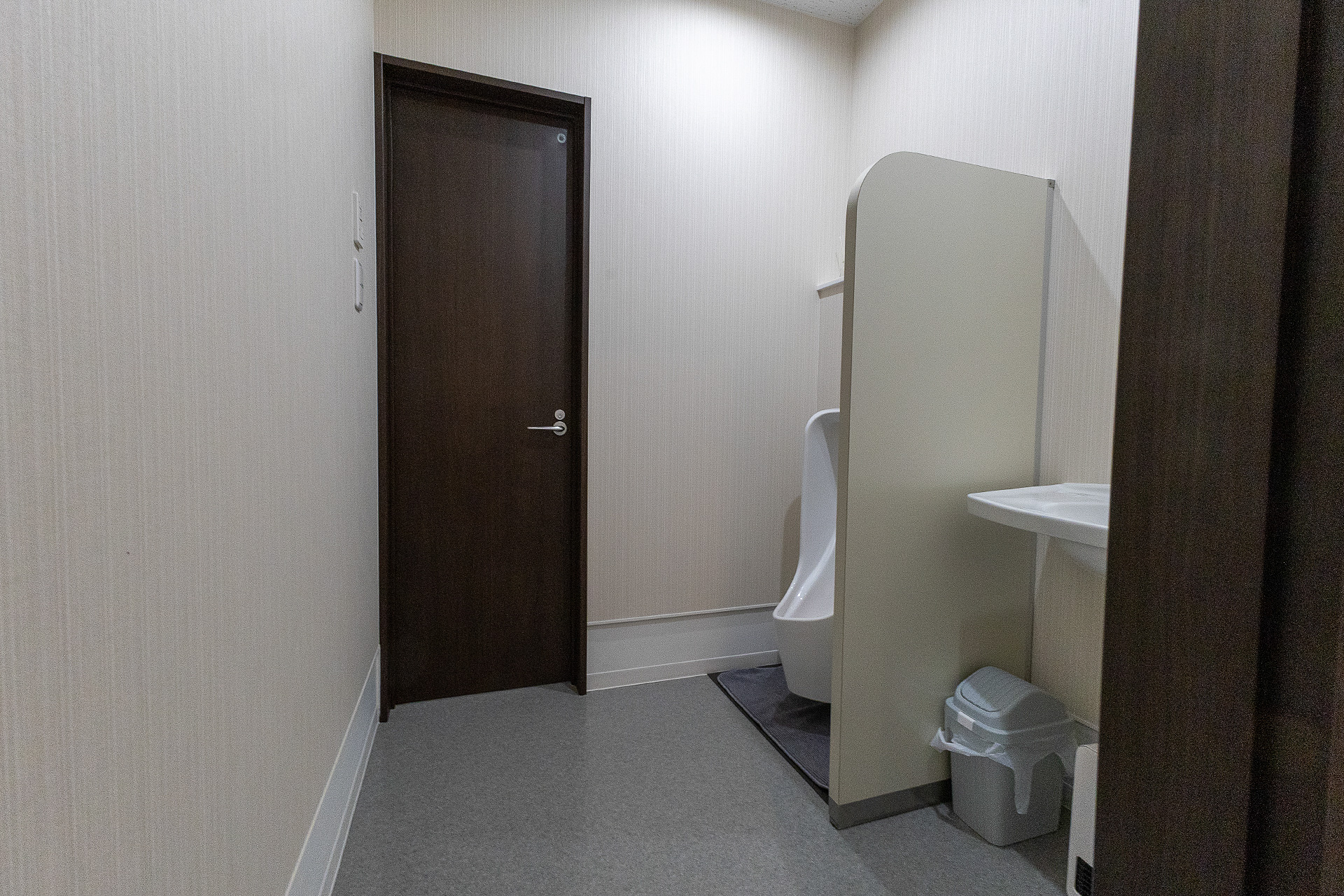 トイレは3か所にある。奥の扉が個室。ここは男女兼用で、ほかは男女別に分かれてる