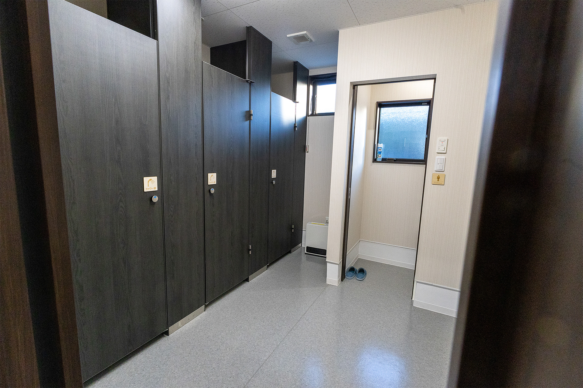 シャワールームは男女別に用意している。ルーム内の作りは男女用同じでブースは3つある。この部屋にもトイレがある