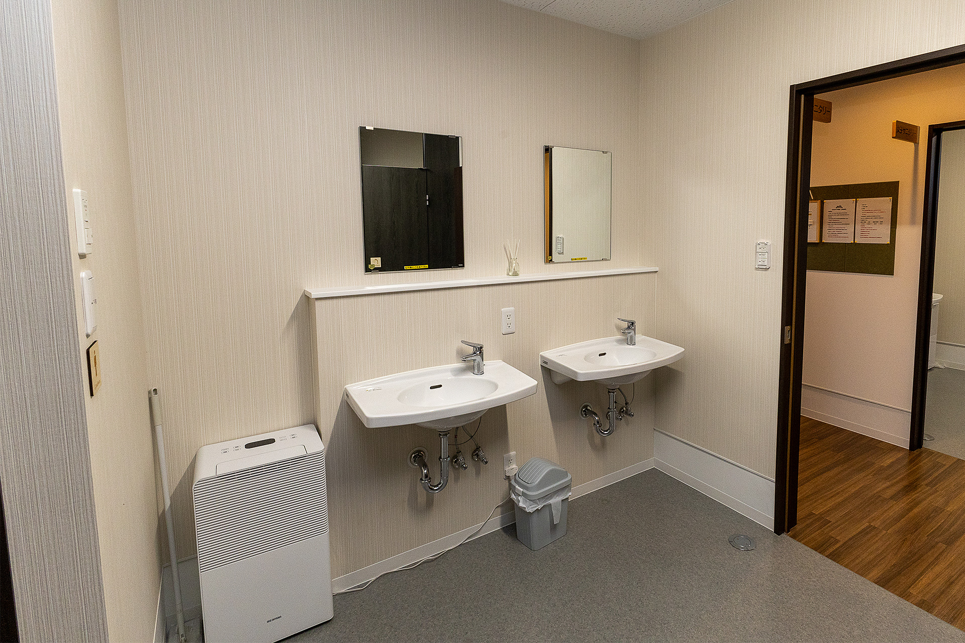 シャワールームには鏡、洗面台、コンセントはあるがドライヤーはないので、必要であれば持参すること