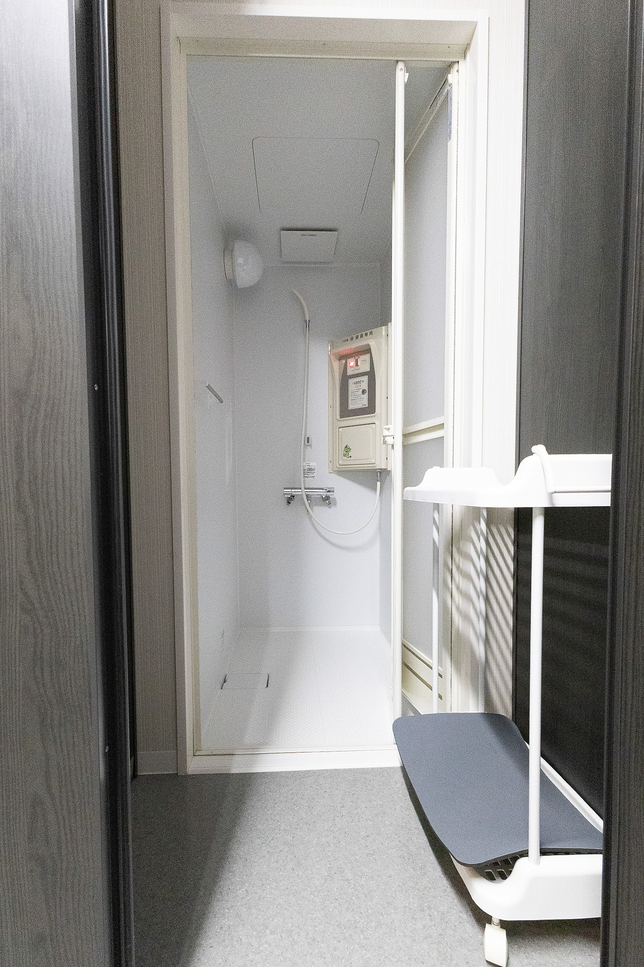 シャワーブース内。脱衣所付き。シャワーの利用料は10分で300円。料金はブース内の機器に直接入れる。ロビーには両替機があるのでコインがない場合は両替しておく