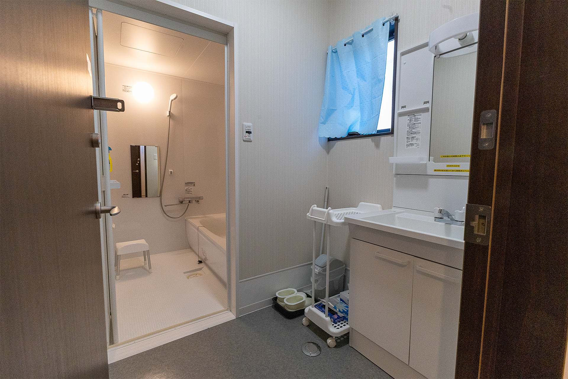 お風呂も男女別にそれぞれある。利用時間は80分で湯張りからセルフで行なう。お風呂の洗面台にはドライヤーが置いてある