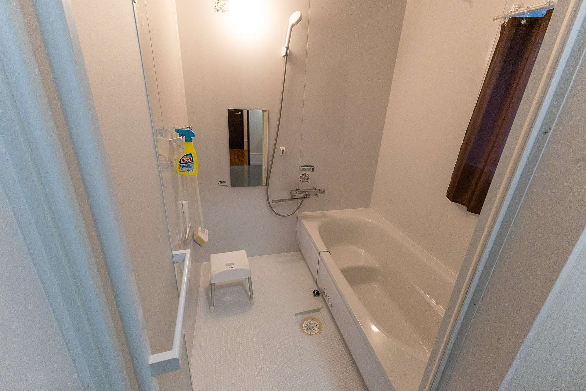 浴室、浴槽のサイズは大きめなので親子での利用もできる。入浴後はお湯を抜き、シャワーで浴槽を流してキレイにする。また、壁などの水分をワイパーで拭き取る。ようは自分が誰かのあとに利用する際、不快に思わないレベルの清掃をするのだ