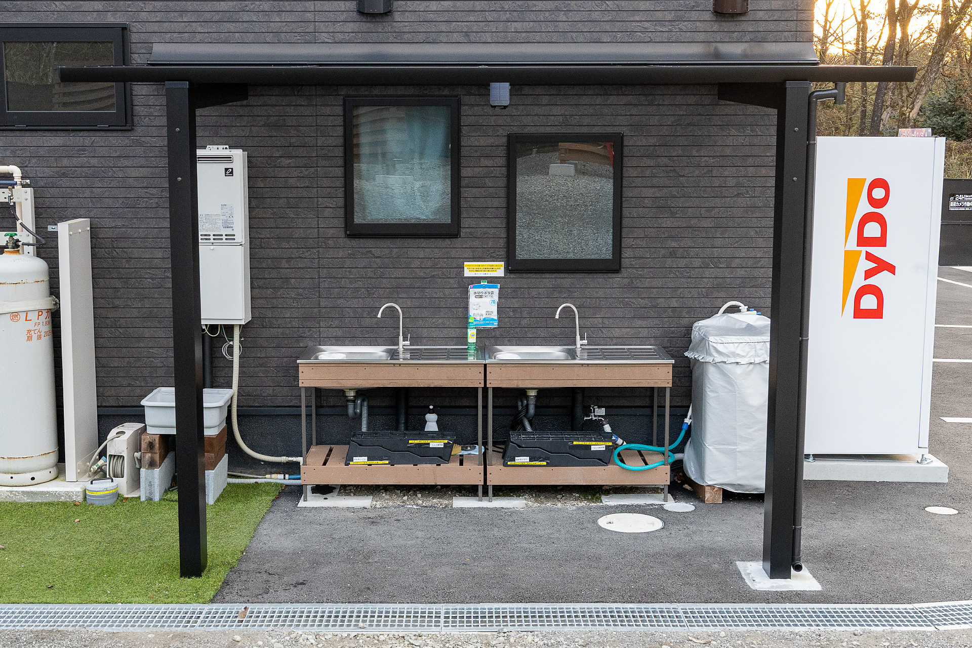 建屋外の洗い場は水のほかにお湯も出る