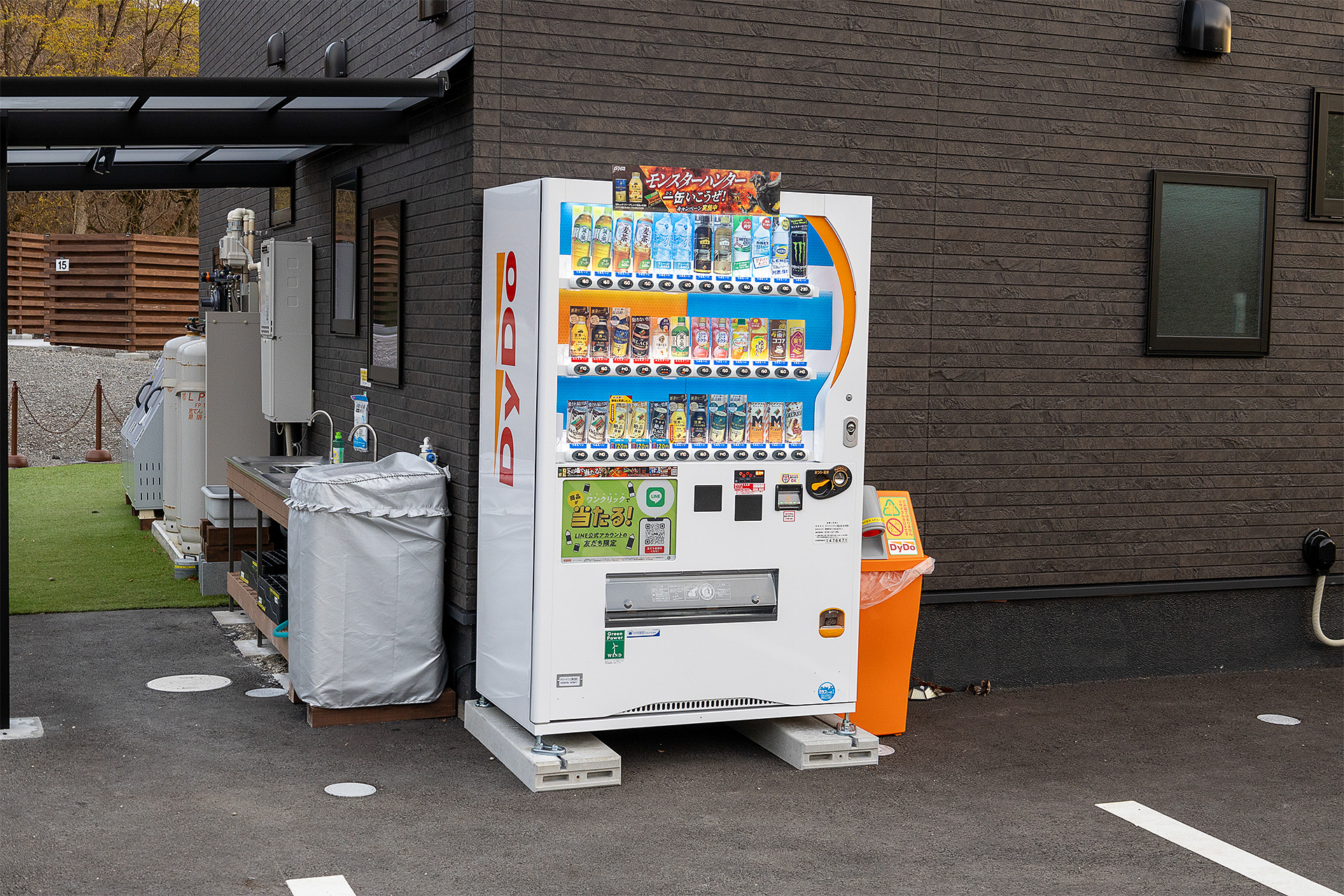 飲料水の自動販売機も設置