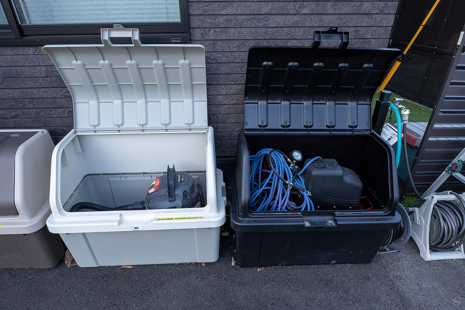 変わった設備がこちら。車内清掃用の掃除機に、タイヤの空気入れ用のエアコンプレッサー。エアゲージもある。これらは無料で使える