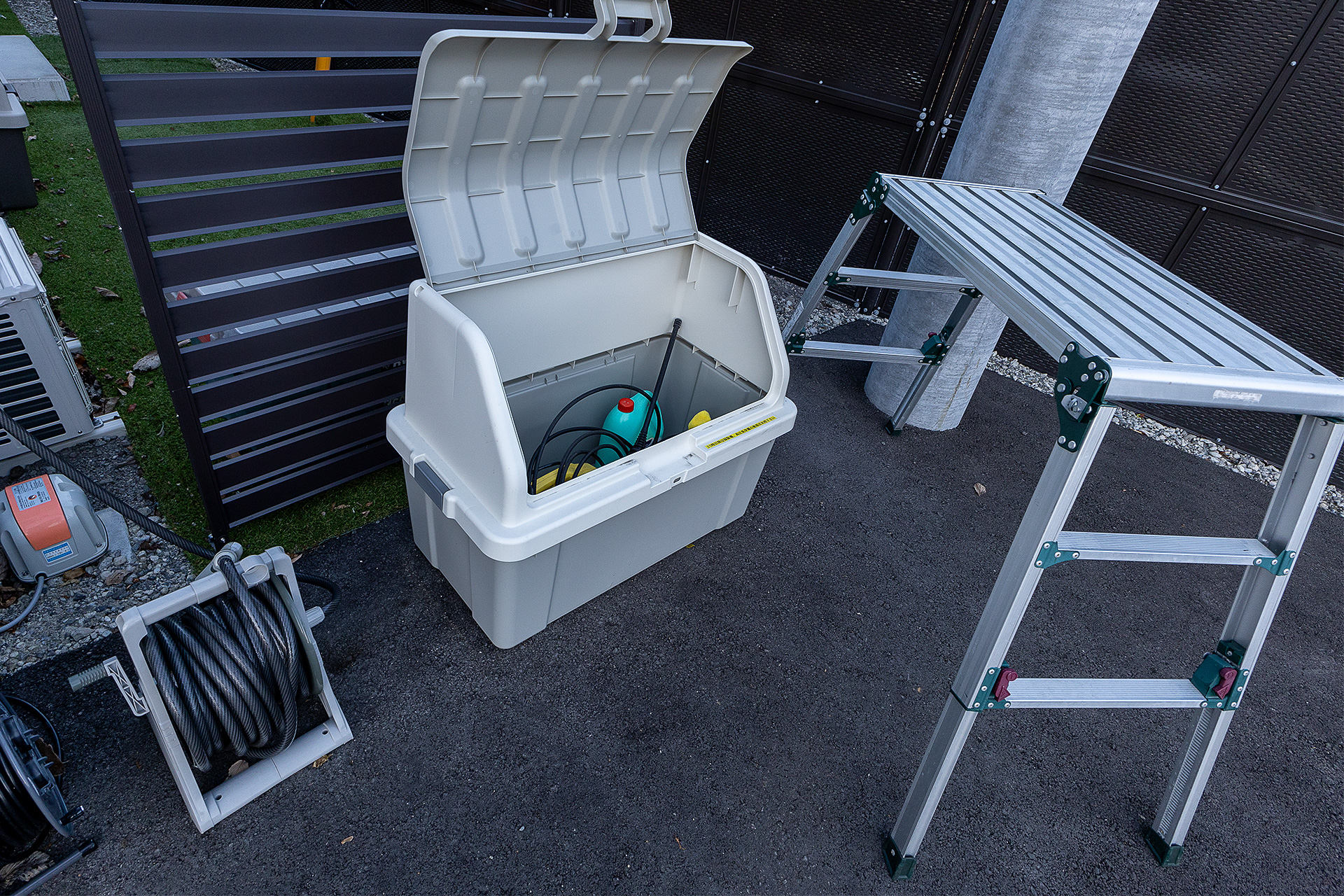 こちらは高圧洗浄機と高い位置を洗う用の脚立。洗車用の駐車スペースも用意している。これらも施設利用者であれば無料で使える