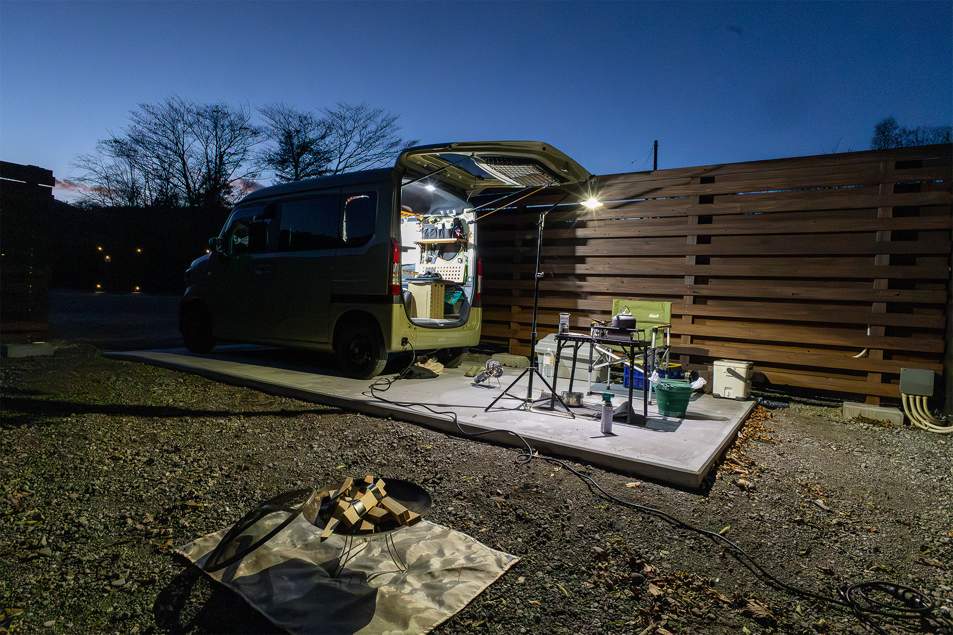 筆者の装備だとコンクリート打ちの上ですべてが済んでしまうレベル。たき火もOKだがコンクリート上でやるのはNG。砂利の上で行なうこと。また、直火はNGなのでたき火台の使用がルール。灰がまわりに落ちることもあるのでたき火シートも敷いた