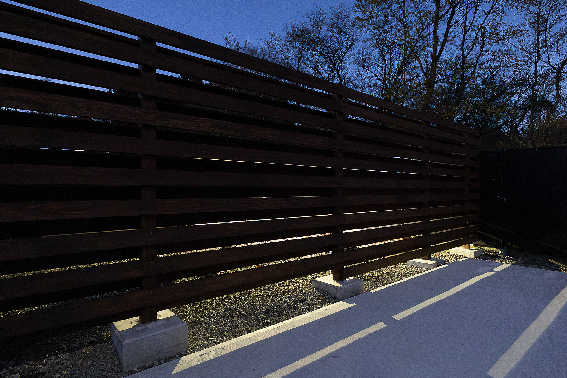 隣の区画に入ってフェンスの効果をチェック。ご覧のとおり目隠し度は十分だと思う